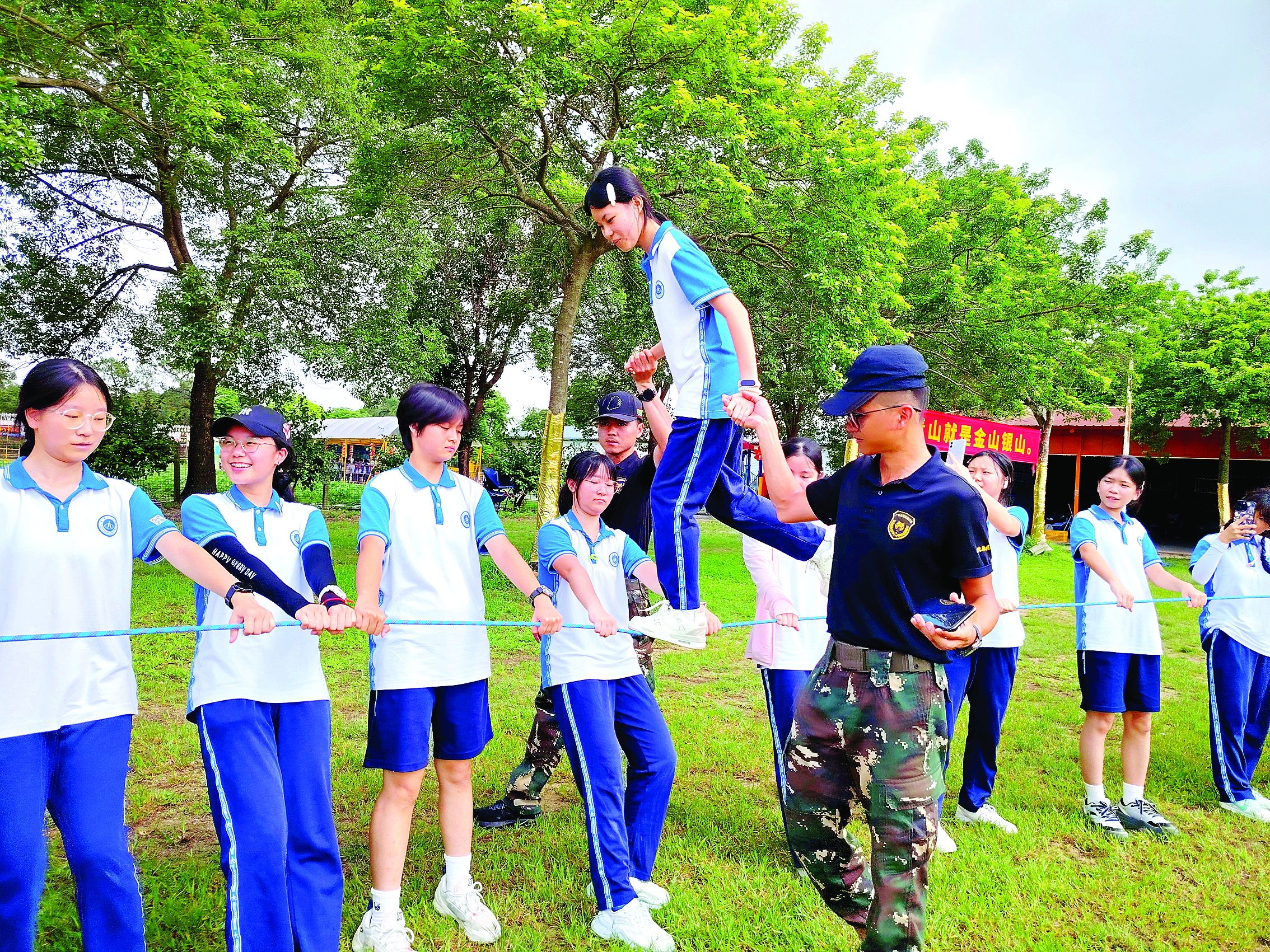     学生在惠州古石龙休闲度假村研学。