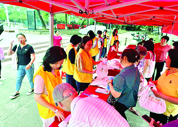     群众在活动现场了解优生优育等相关政策信息。    图片由杨侨镇提供