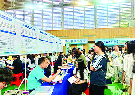     招聘会现场人头攒动。    惠州日报记者李燕文 通讯员陈剑盛 摄