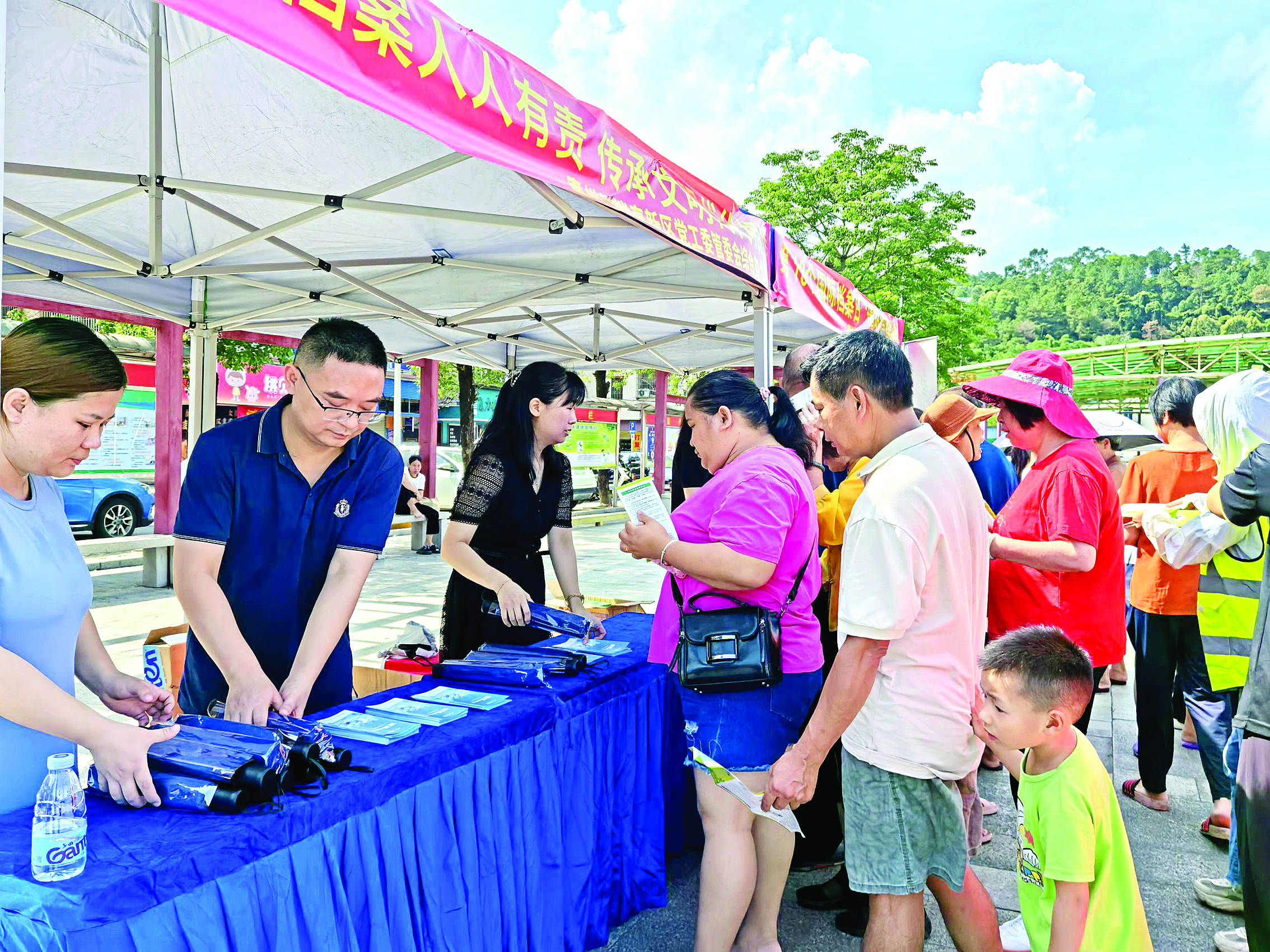     活动吸引不少居民参与互动。   图片由通讯员李萍提供