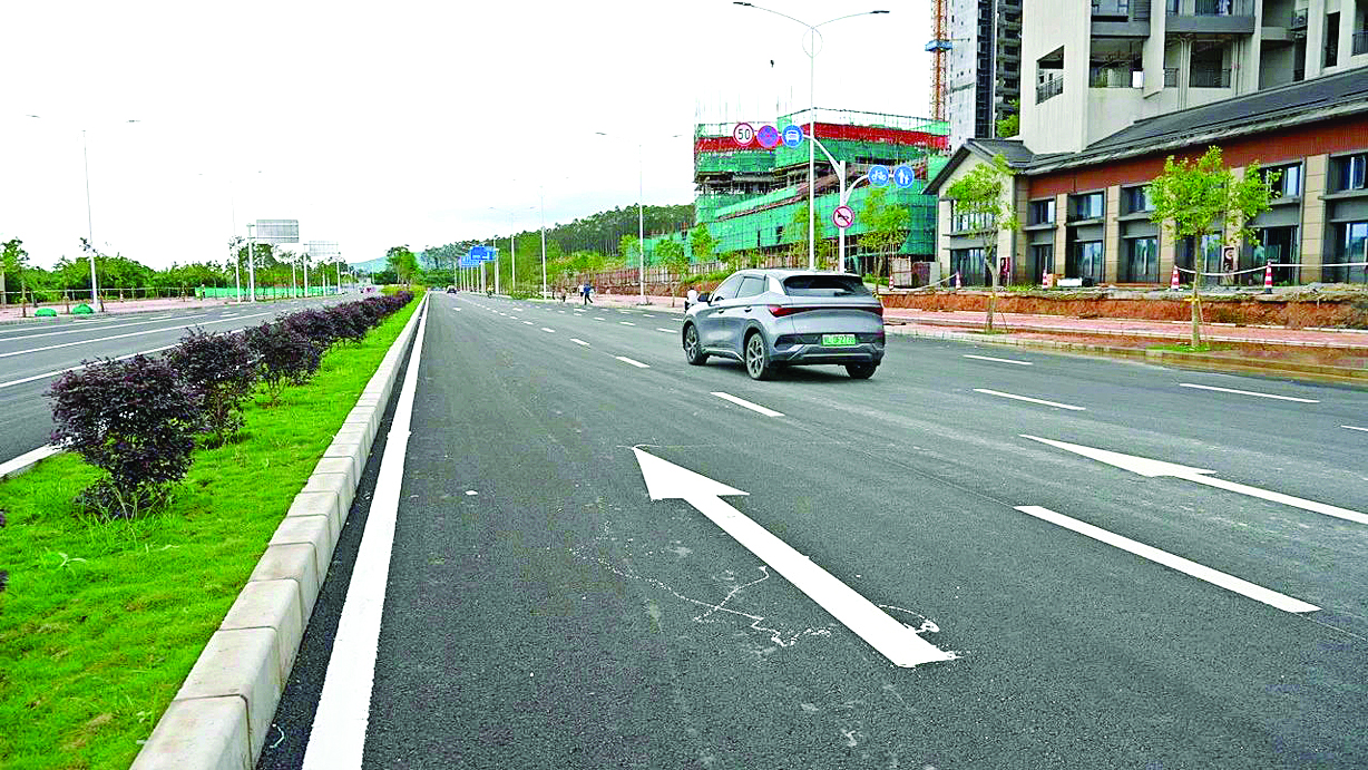     文笔中路宽敞的双向6车道。惠州日报记者黄宇翔 通讯员龙融心 摄