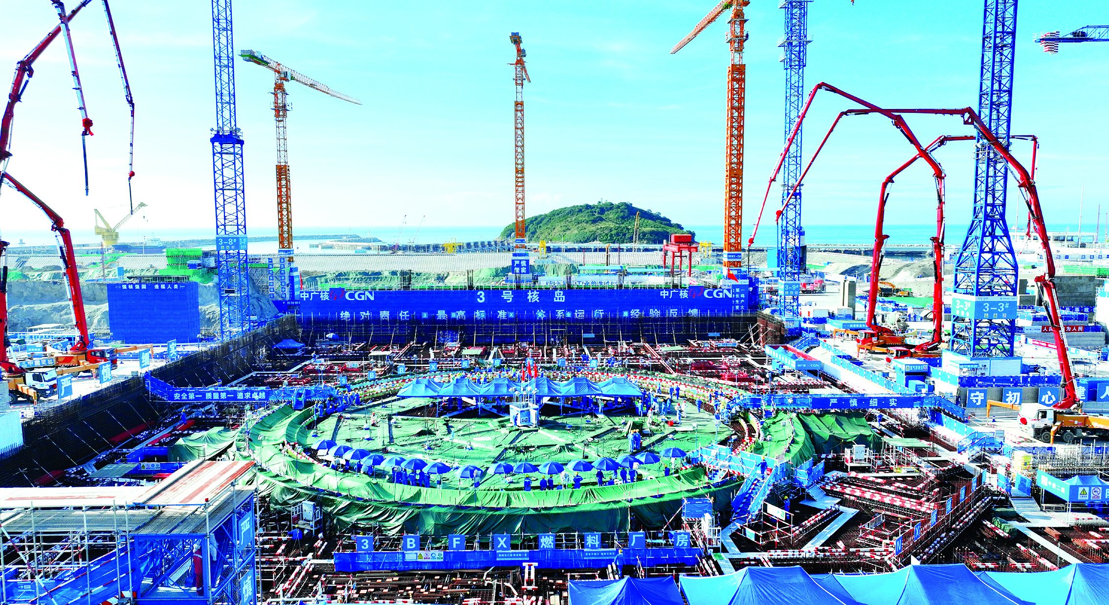     6月10日上午，中广核广东太平岭核电厂3号机组核岛第一罐混凝土开始浇筑。惠州日报记者黄鑫威 谢宝树 摄