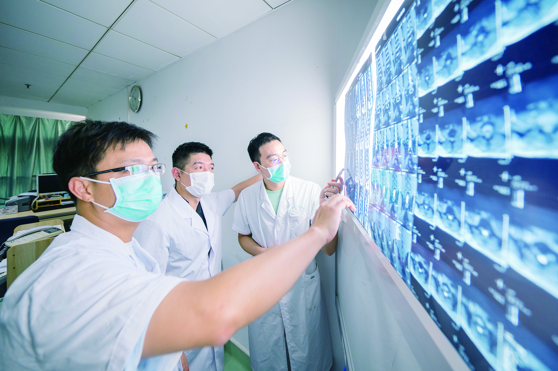     市一院运动医学科团队会诊。   本版图片惠州日报记者周楠 摄