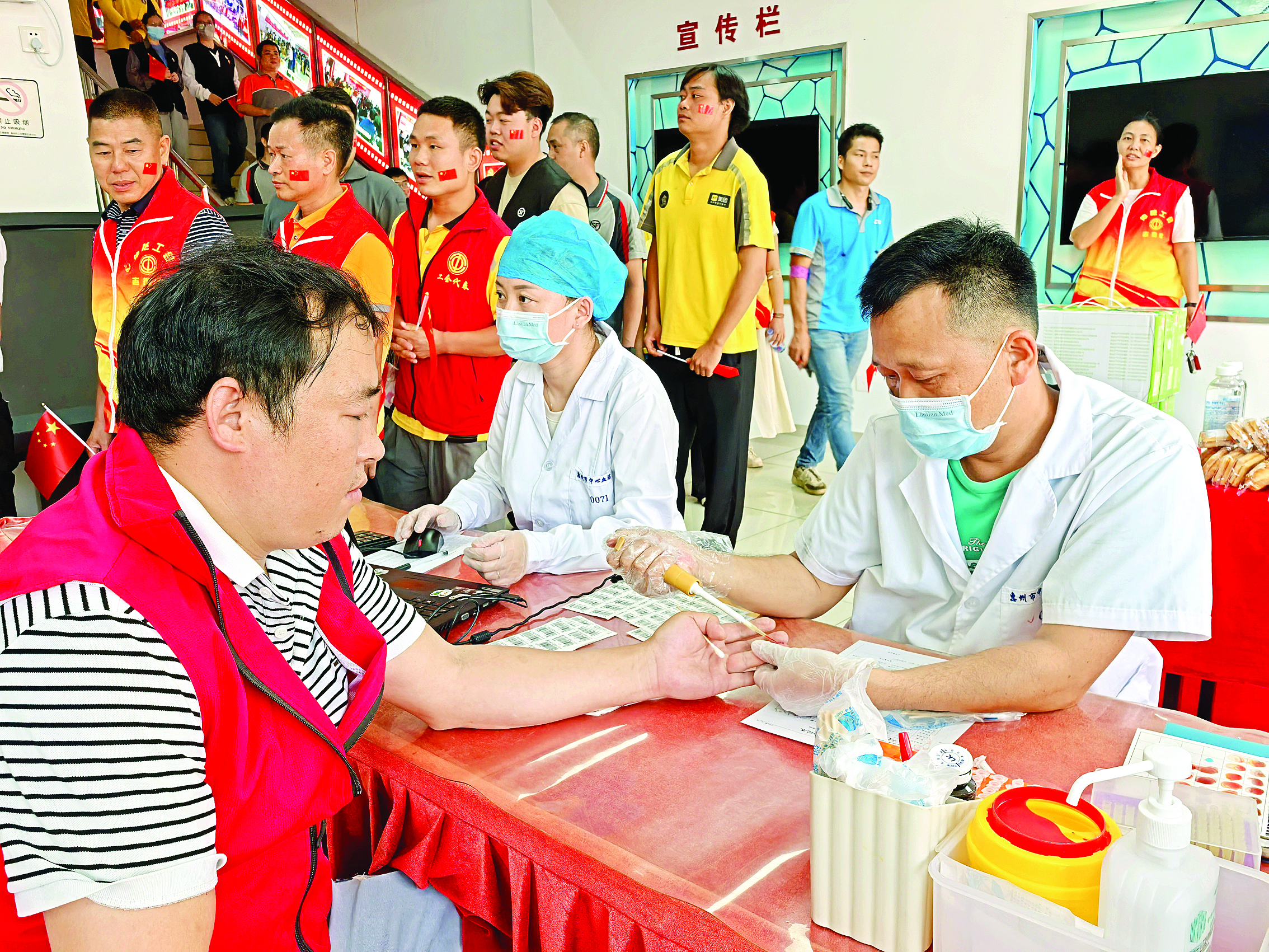     无偿献血活动现场。                 图片由通讯员陈洁文提供