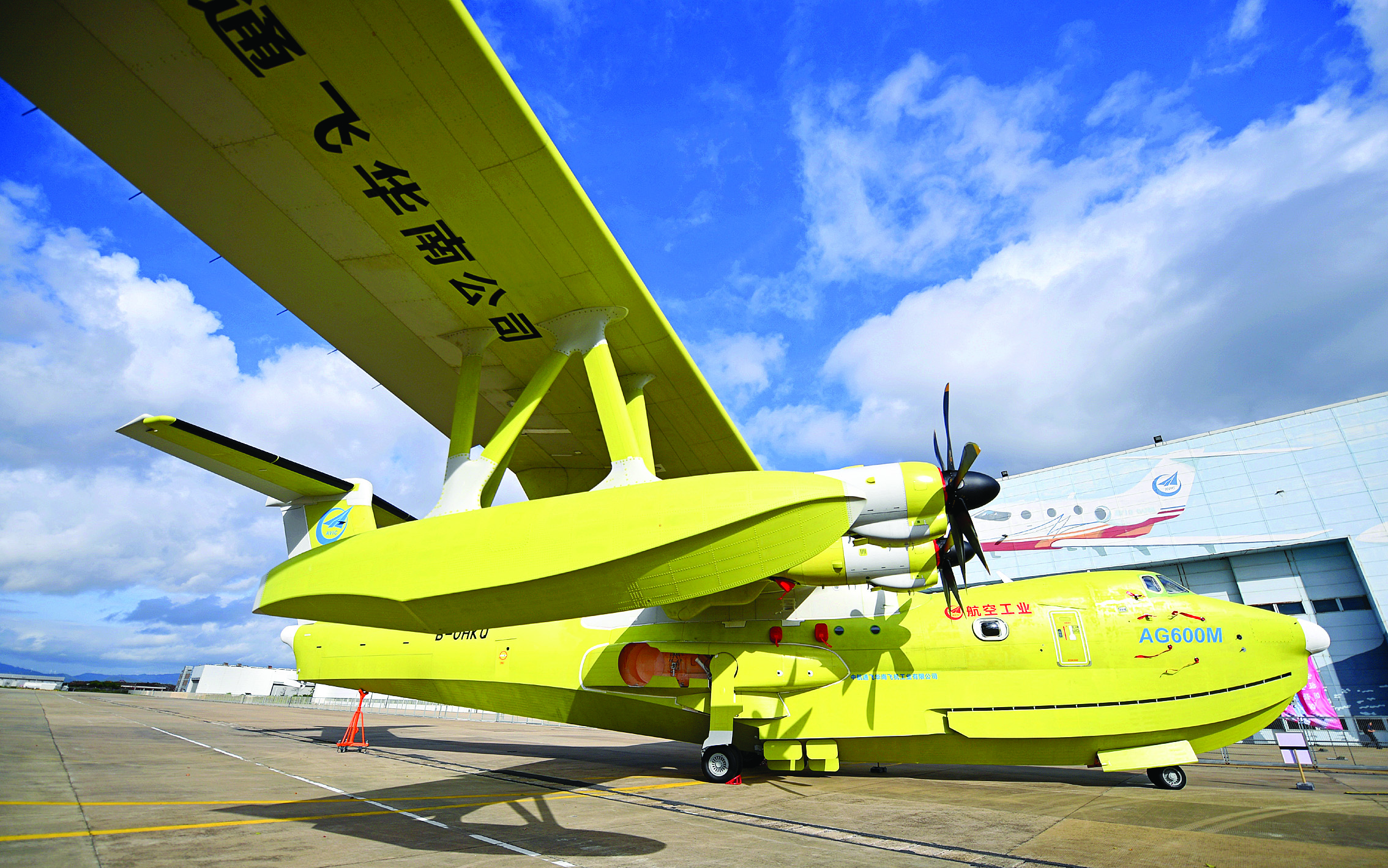     6月11日，AG600“鲲龙”在广东珠海获颁中国民航局生产许可证。