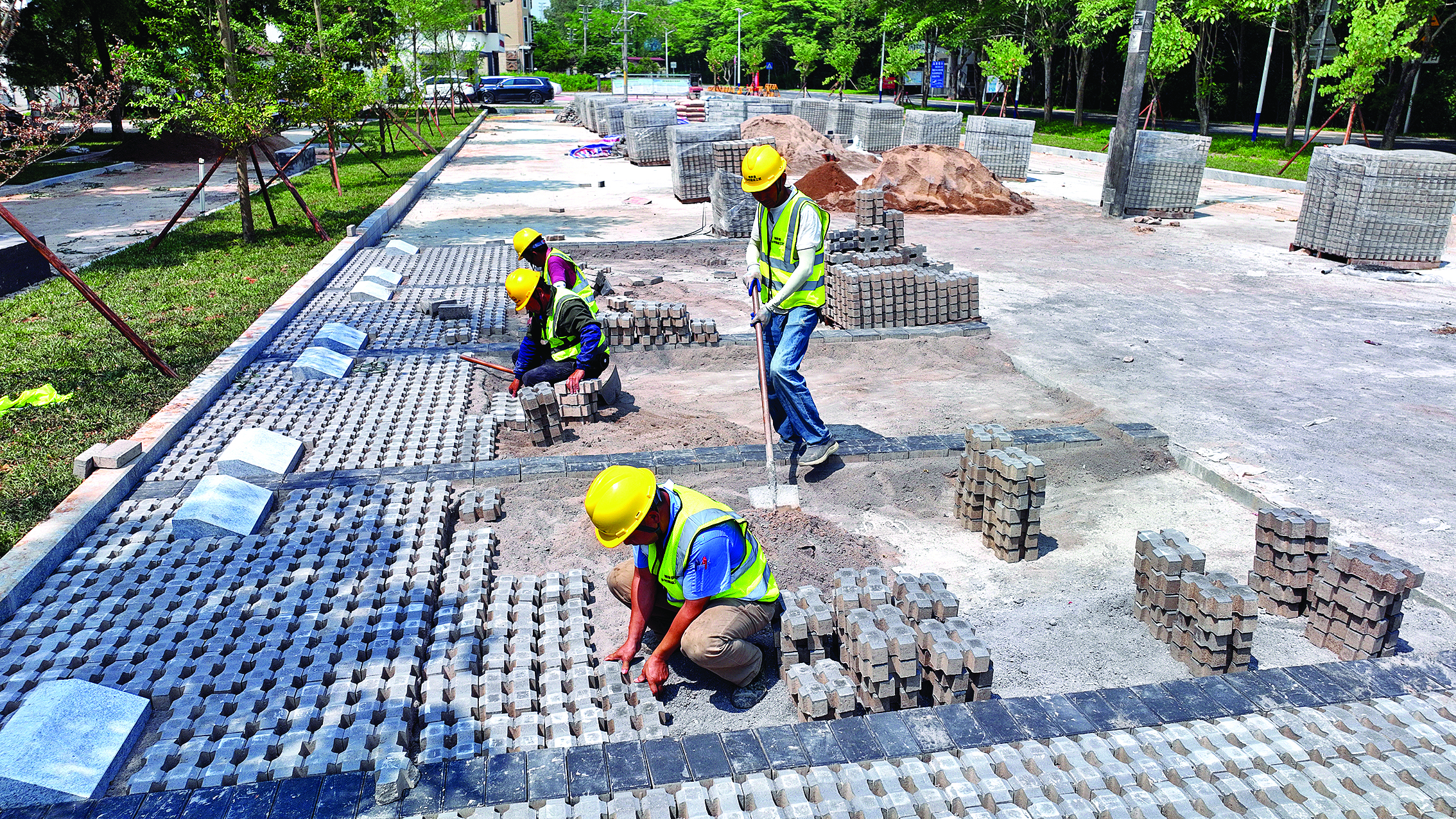     博罗县的乡村建设工匠在横河镇郭前村建设停车场。惠州日报记者钟畅新 摄