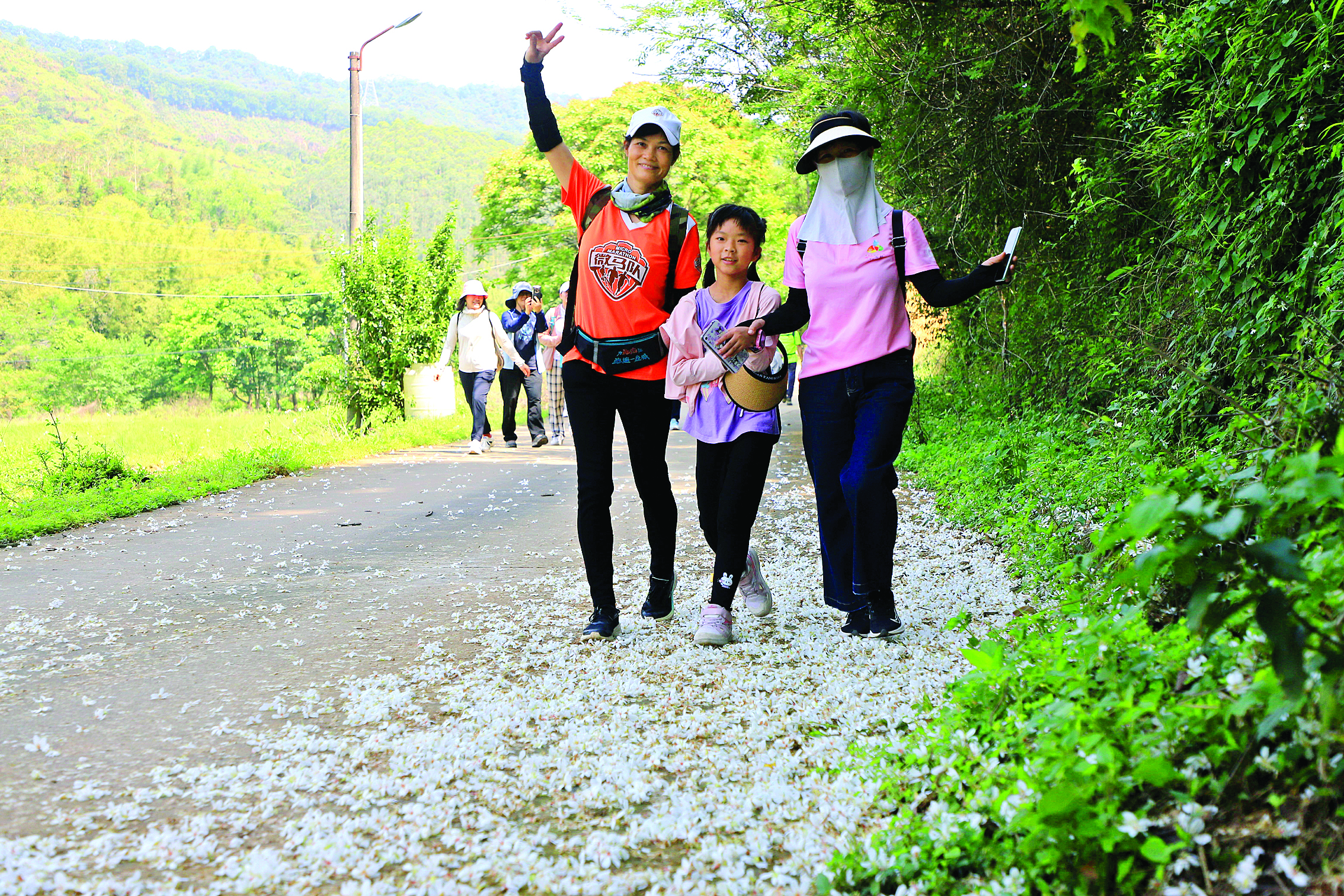     游人在麻陂镇徒步。