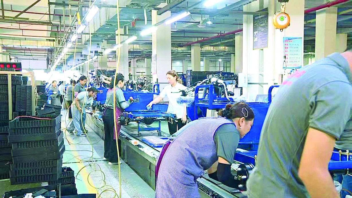     白花镇一家能源科技公司自动化生产线。