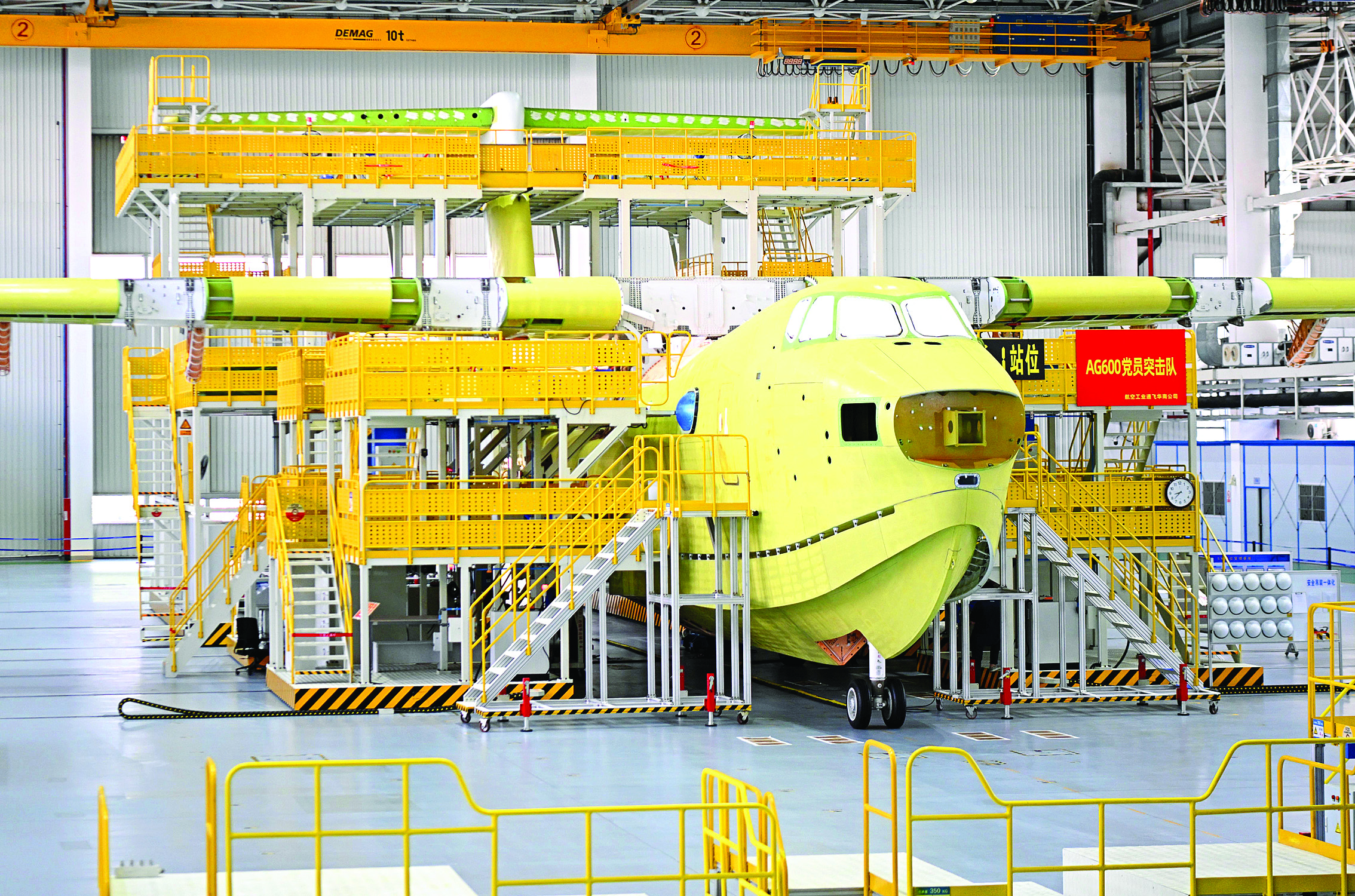     6月11日，在珠海中航通飞华南飞机工业有限公司拍摄的AG600总装线。