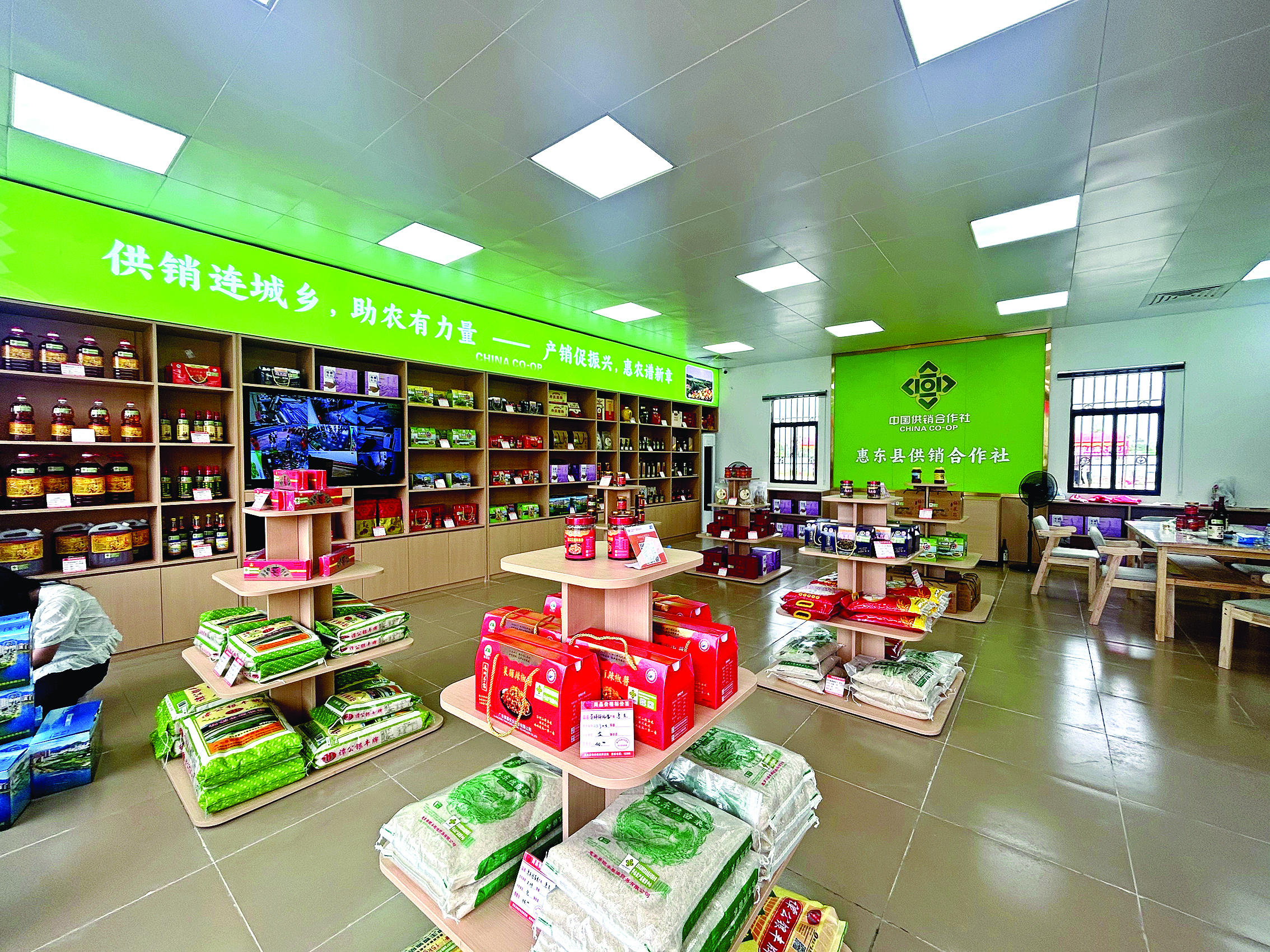    县供销社（梁化)农产品综合服务站农产品展示厅。    惠州日报记者洪鹊儿 摄