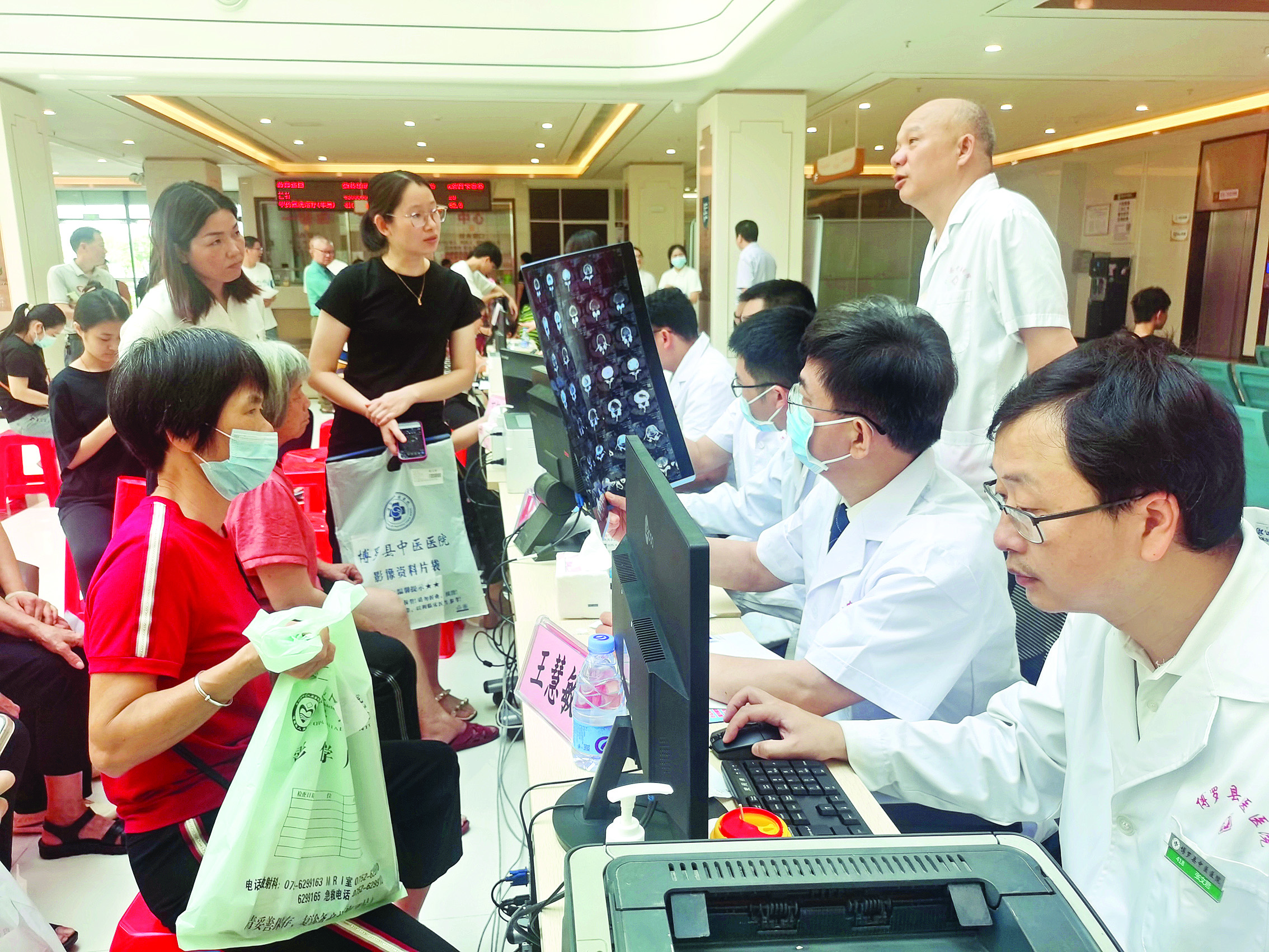     省中医院和县中医院联合开展义诊。惠州日报记者朱丽婷 摄