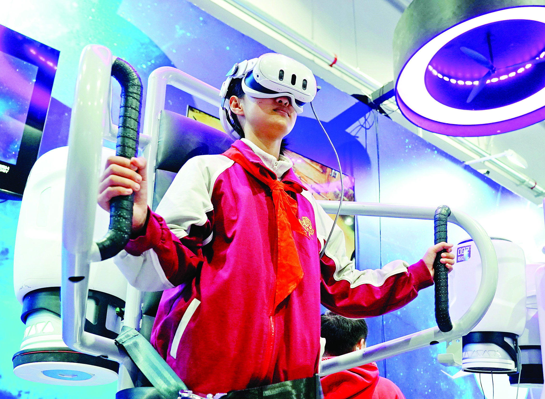     3月28日，一名学生在2025北京科幻嘉年华现场体验VR设备。本组图片 新华社发