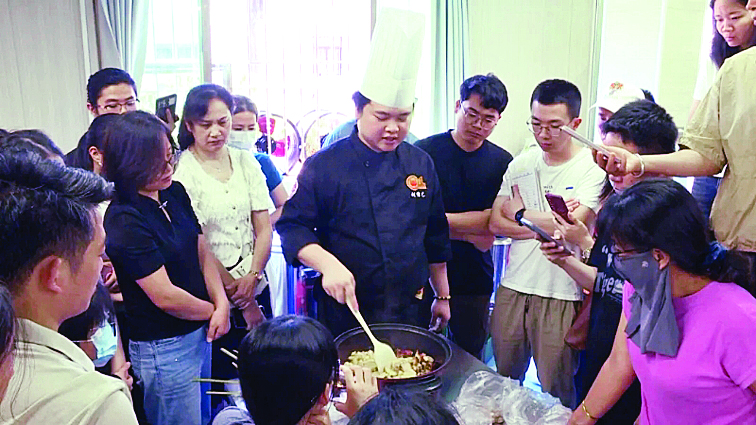     粤菜师傅在教学员制作潮汕卤味。    惠州日报记者蔡伟健 通讯员马观英 摄