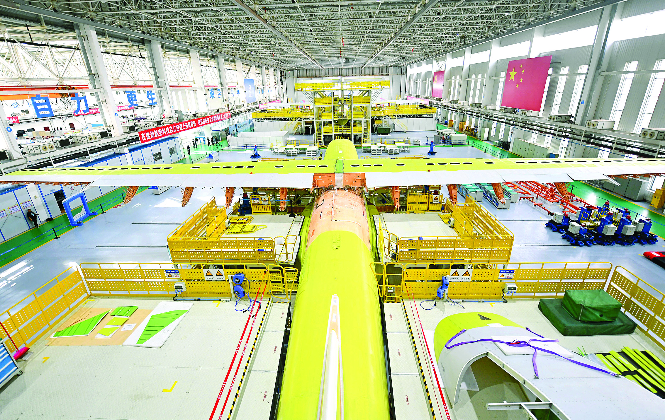     AG600飞机的研制涉及数百家配套单位、数万项零部件。