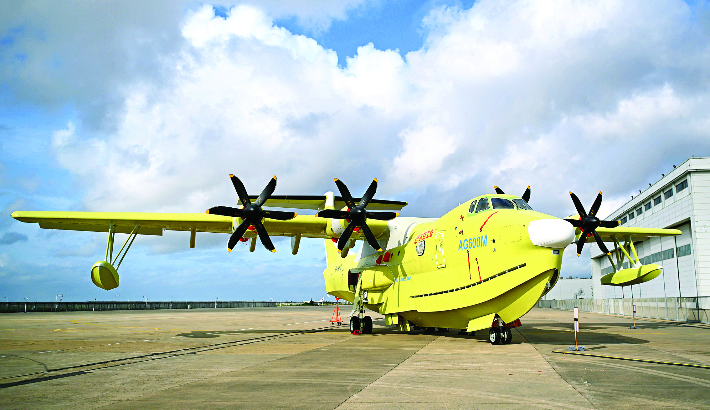     6月11日，在珠海中航通飞华南飞机工业有限公司，现场展示的批量生产的首架AG600飞机。