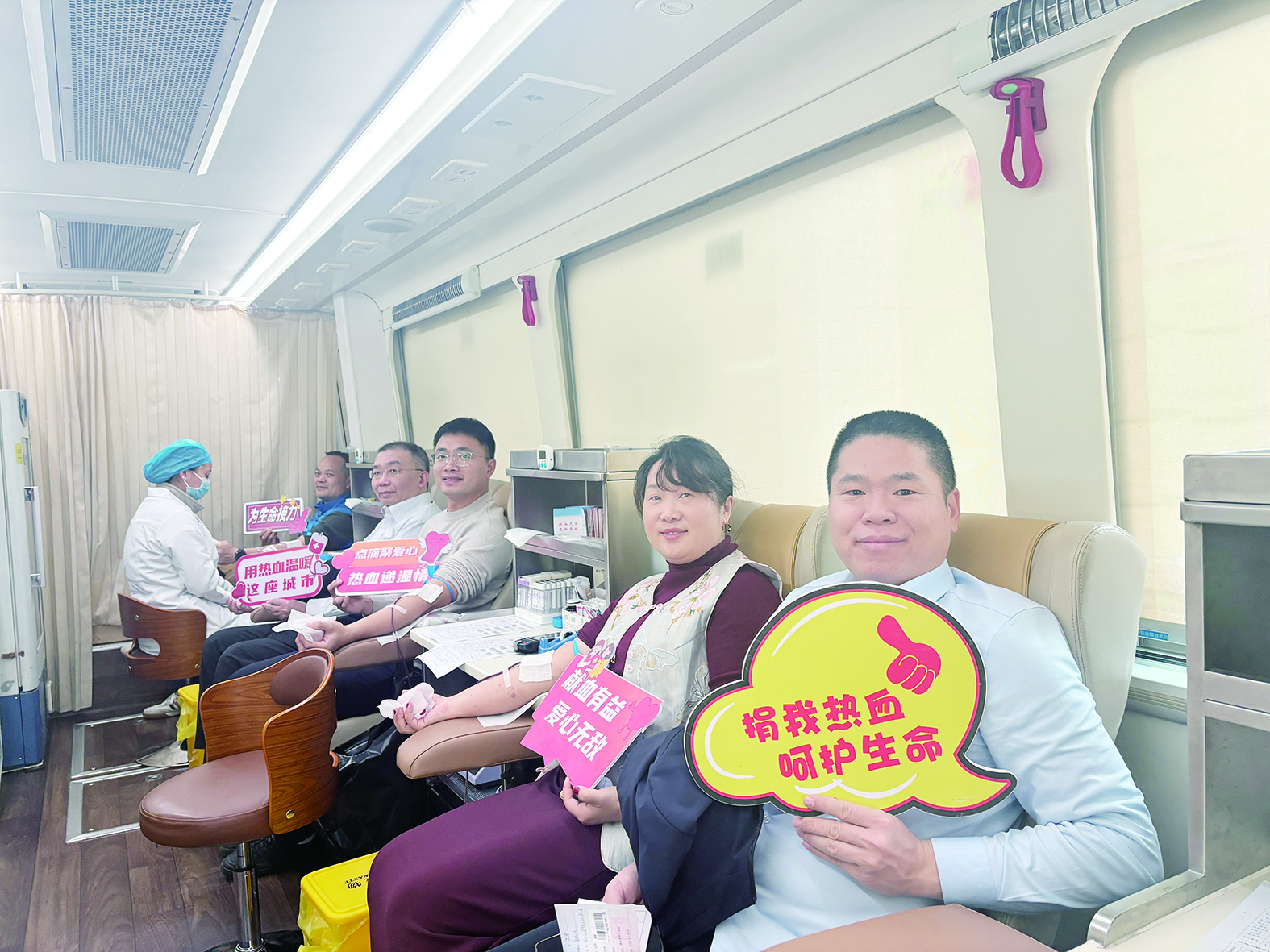     市民参与无偿献血，传递温暖与爱心。