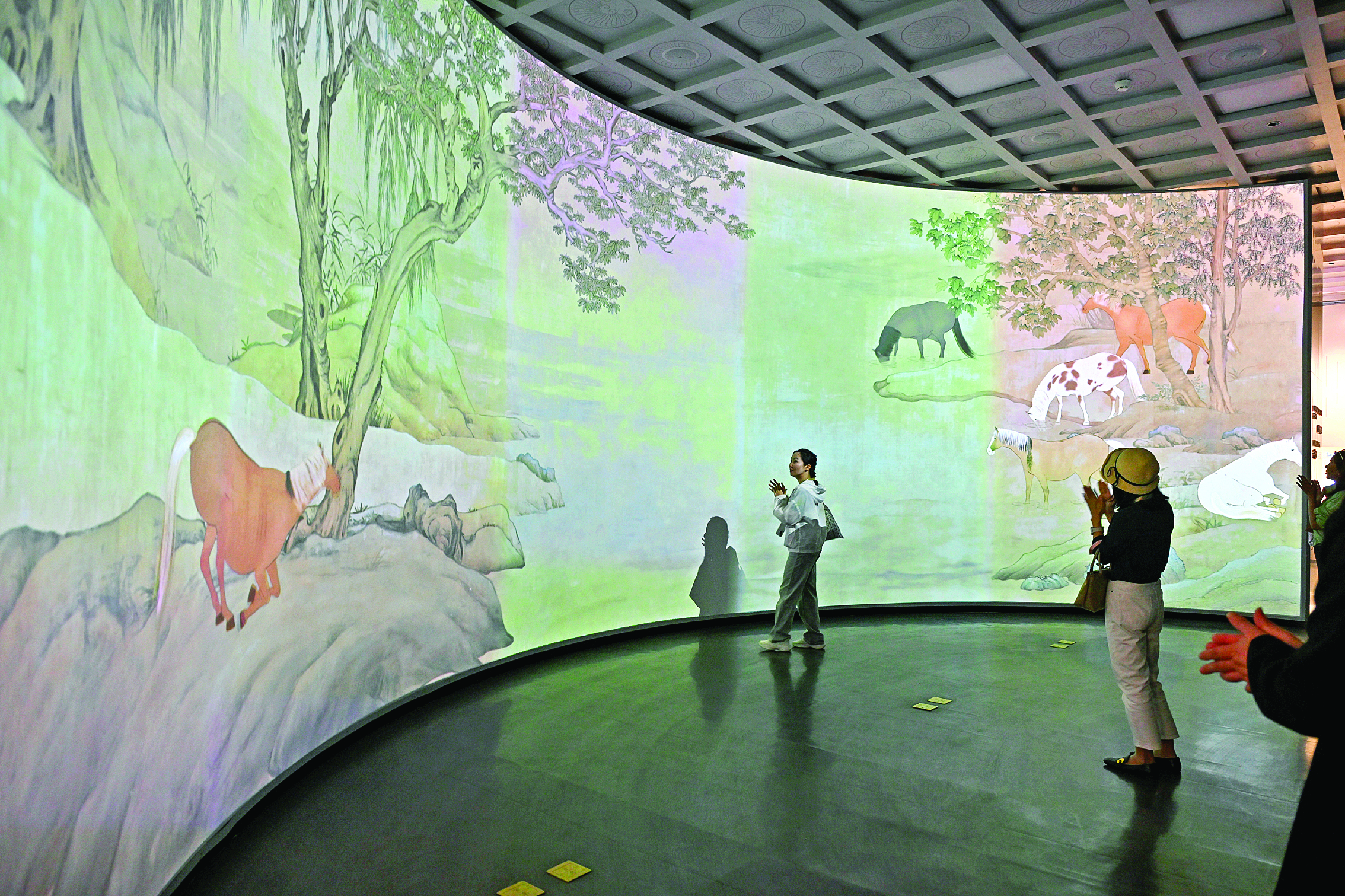     人们在故宫大高玄殿数字馆参观“腾跃古今——马文化数字艺术展”。 新华社发