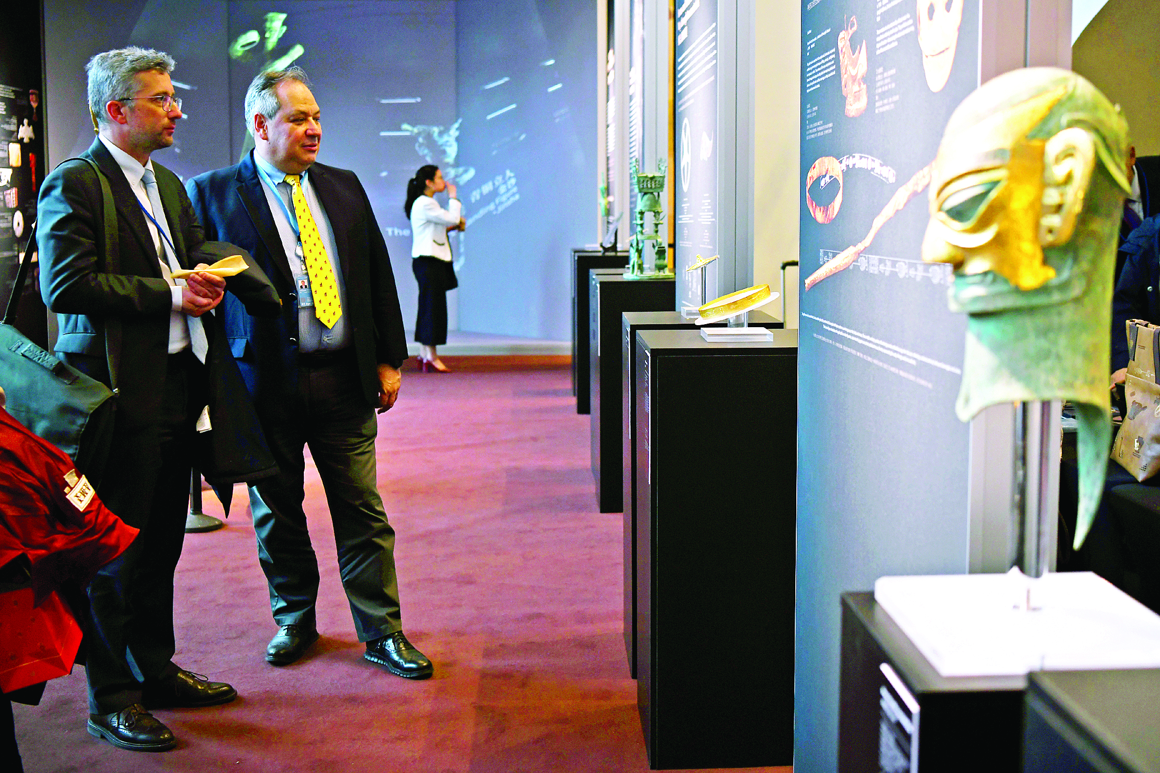     6月9日，在位于纽约的联合国总部，人们参观“太阳之光——古蜀文明与世界”展览。    新华社发