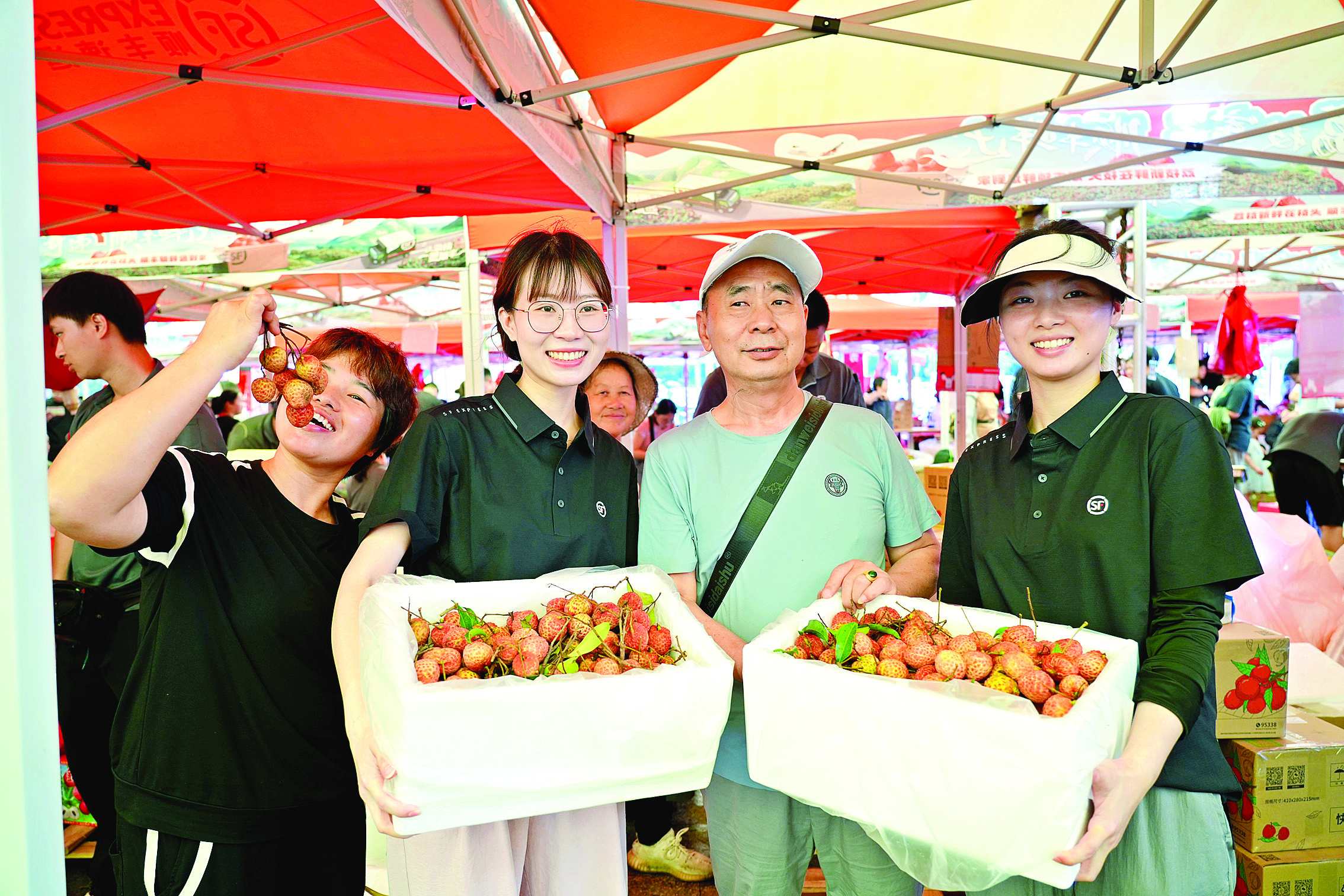     在RCEP广东惠州（镇隆）荔枝交易中心，商家展示自家种植的荔枝。惠州日报记者许文昌 摄