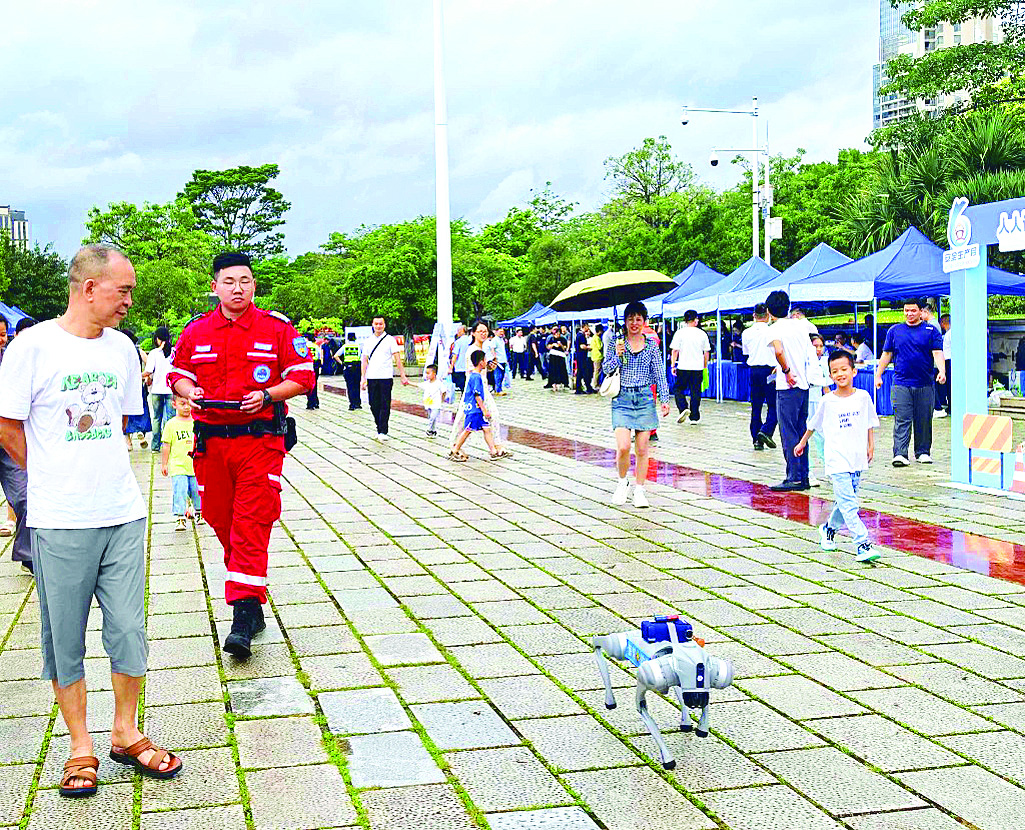     活动现场，工作人员在演示救援机器狗。