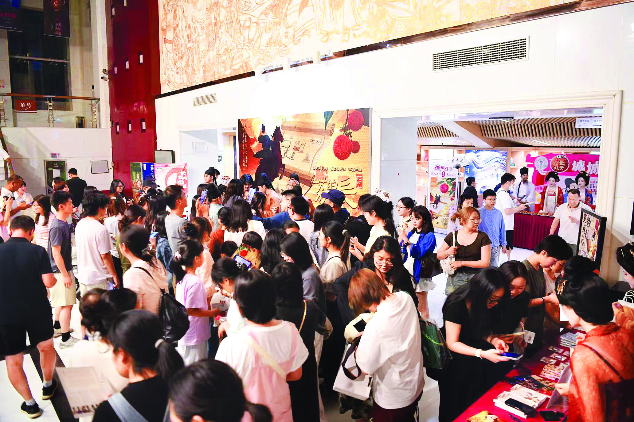     活动现场人山人海。本组图片 市委宣传部提供