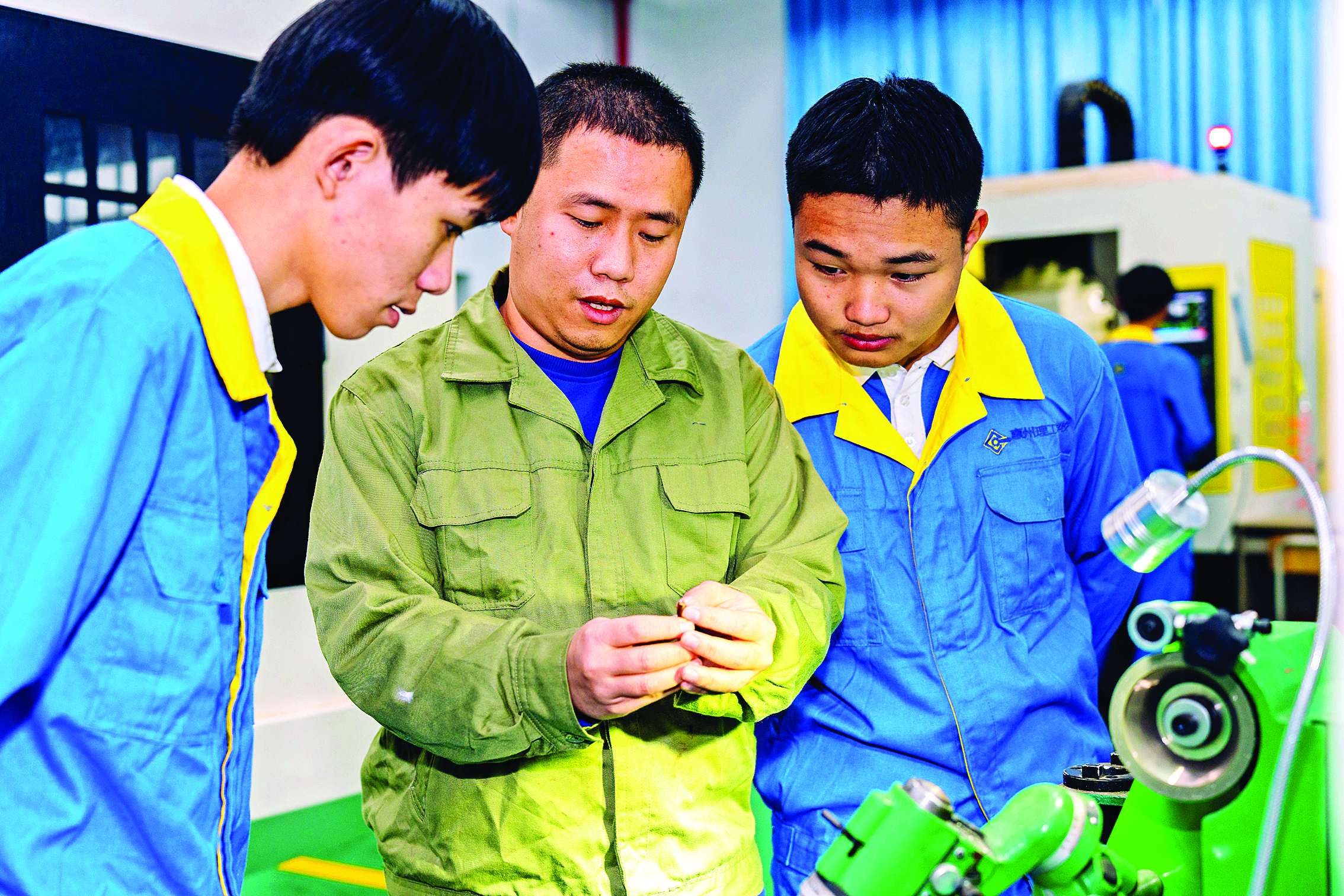     学校为学生提供广阔的学习平台。