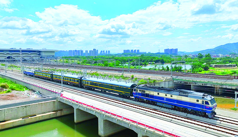     检测列车在广惠城际北延线进行测试。惠州日报记者李松权 摄