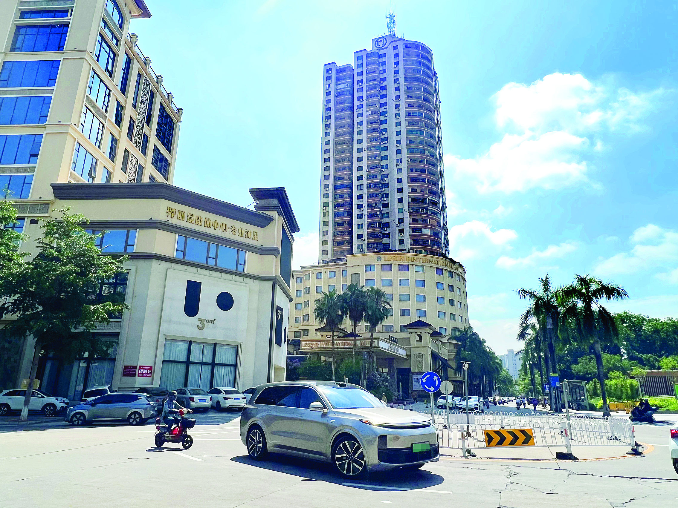     淡水街道丽景花园国际酒店十字路口设置环岛，规范车辆通行。    惠州日报记者黄尉宏 摄