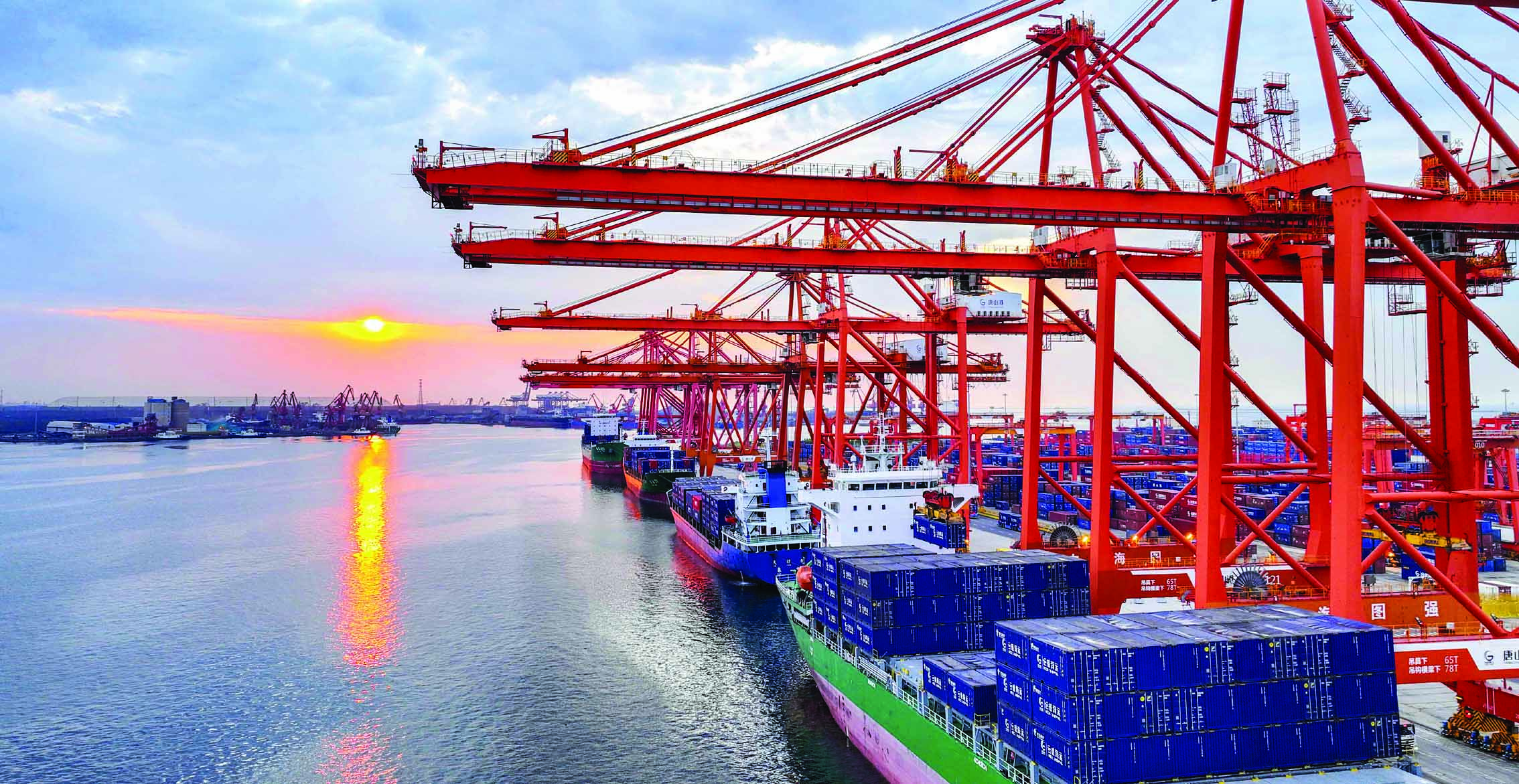     6月16日，轮船停泊在河北唐山港京唐港区集装箱码头作业（无人机照片）。5月份，全国规模以上工业增加值同比增长5.8%。新华社发