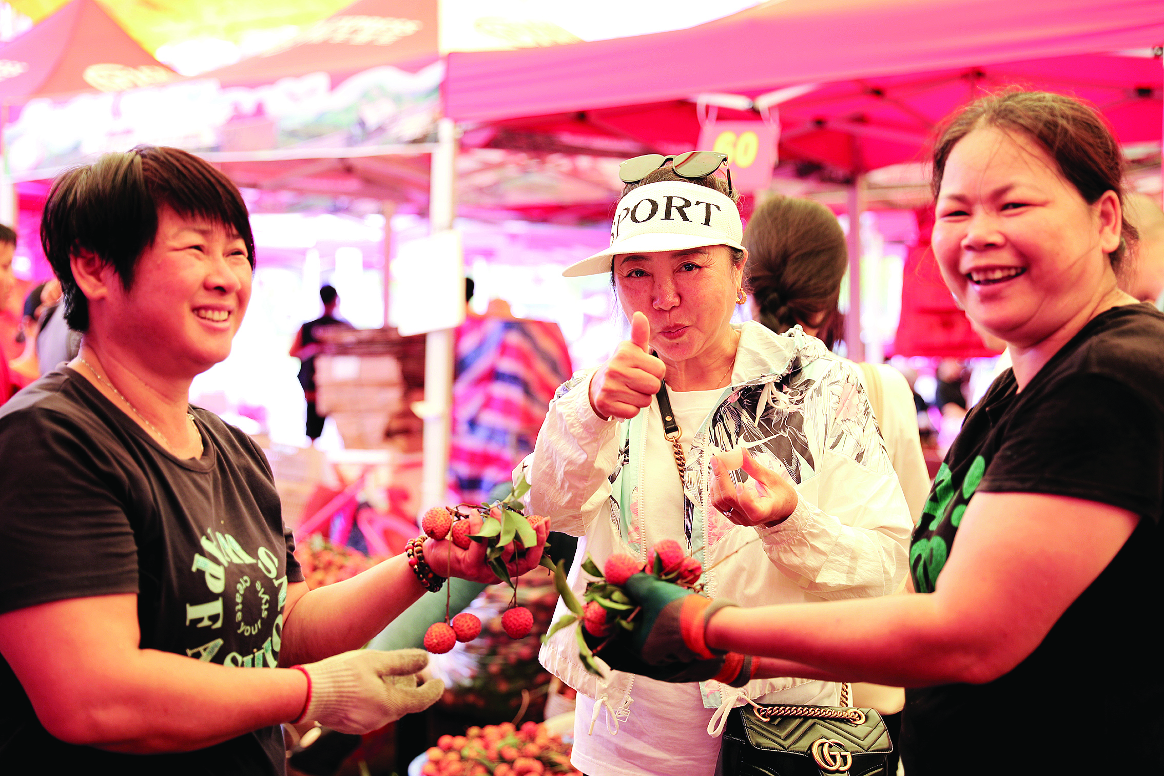 <p>    游客在品尝“镇隆荔枝”后点赞。</p>