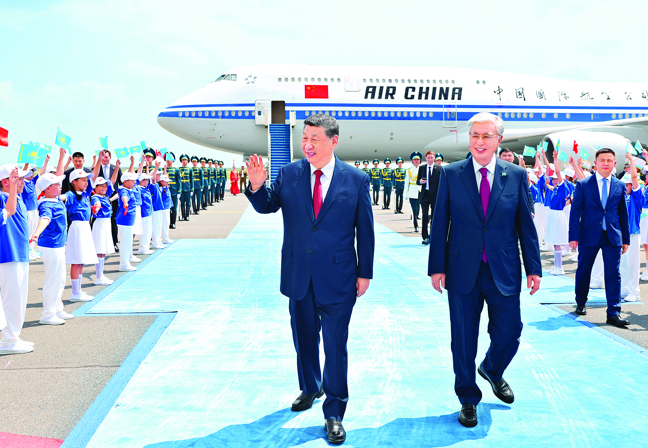     当地时间6月16日中午，国家主席习近平乘专机抵达阿斯塔纳，应哈萨克斯坦共和国总统托卡耶夫邀请，出席第二届中国－中亚峰会。这是习近平向欢迎人群挥手致意。新华社发