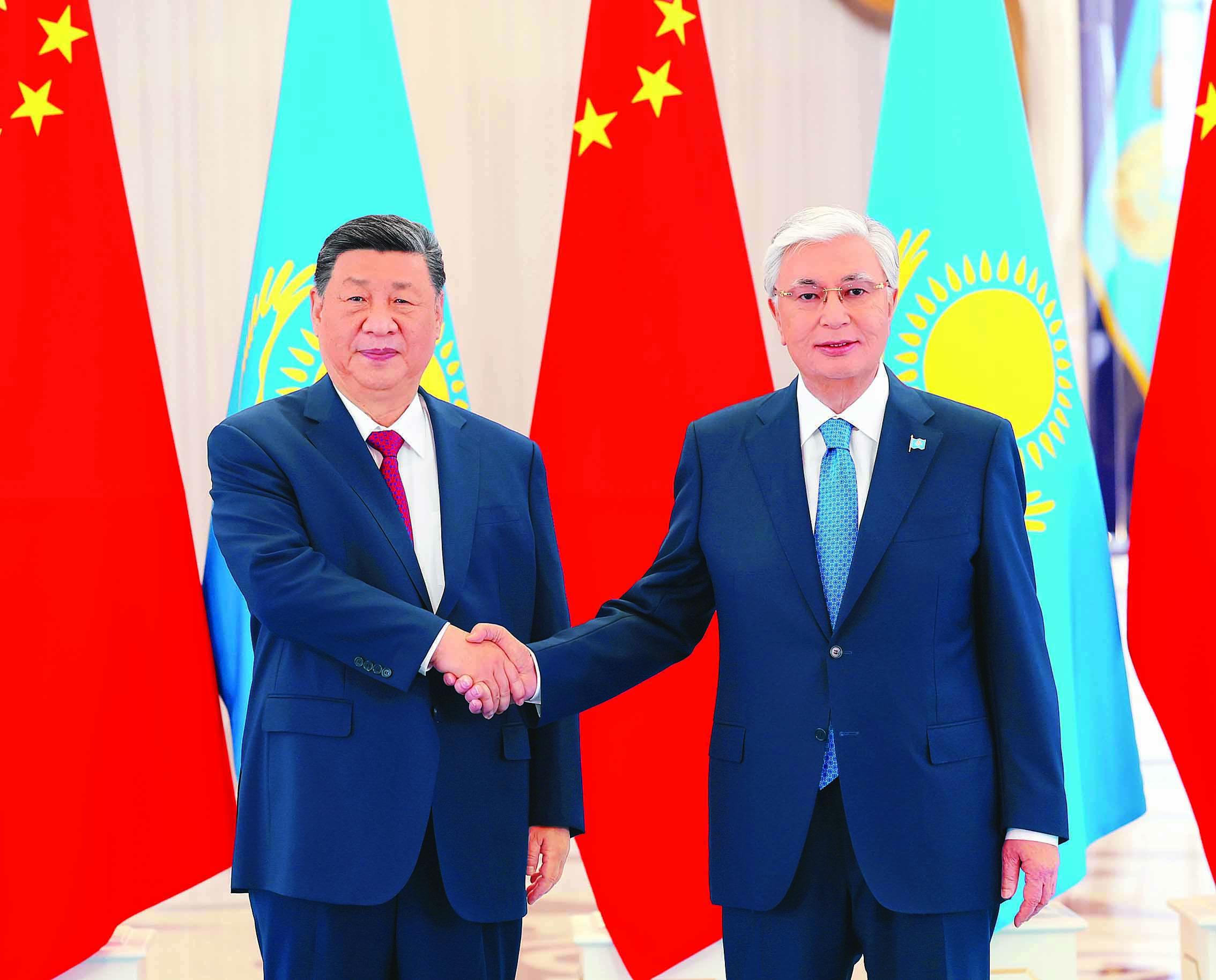     当地时间6月16日下午，哈萨克斯坦总统托卡耶夫同中国国家主席习近平在阿斯塔纳总统府举行会谈。新华社发