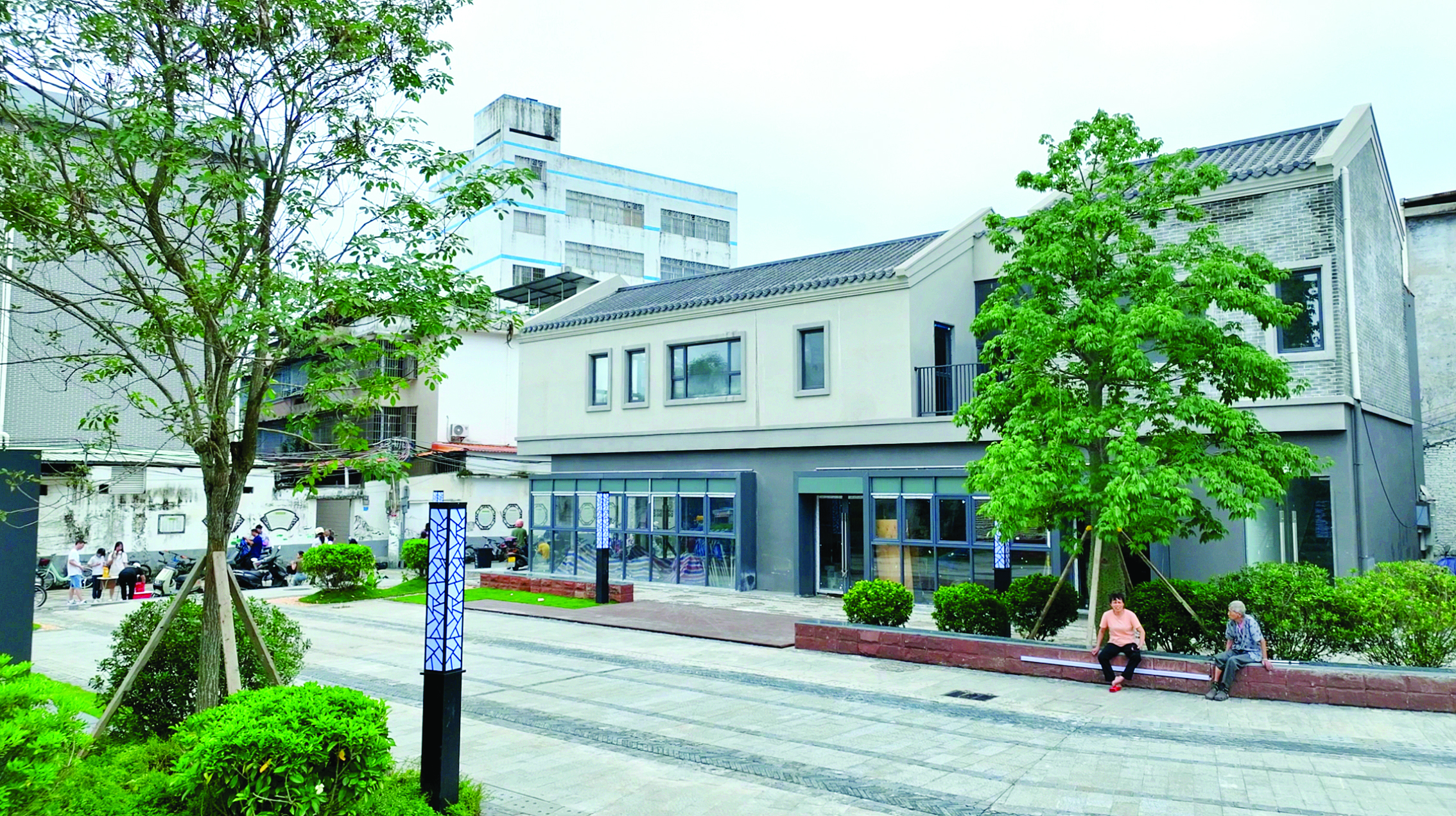     周边居民在韩氏大宗祠前的新建广场话家常。