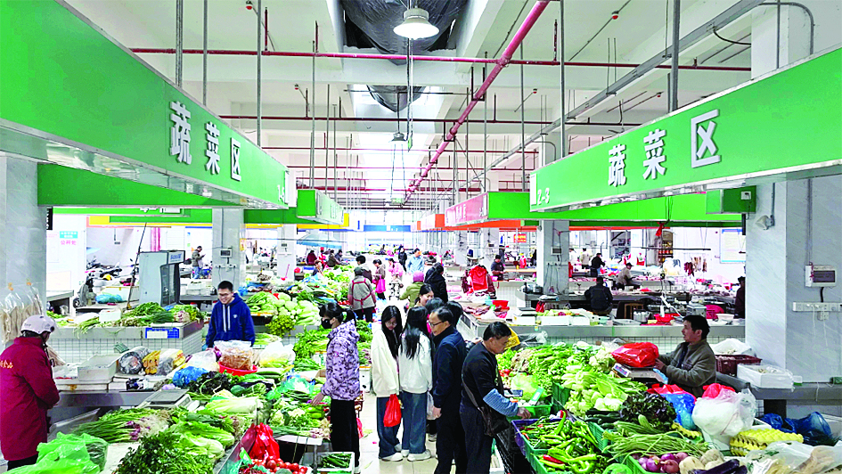     居民在龙华镇新建的农贸综合市场采购。惠州日报记者黄宇翔 通讯员龙融心 摄