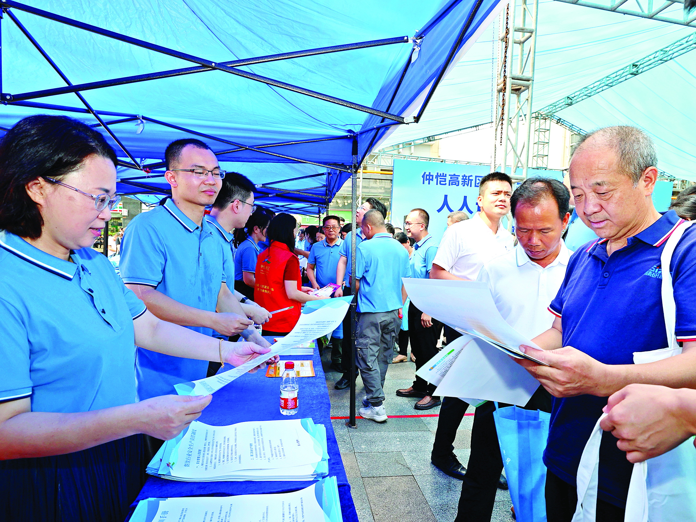     工作人员派发安全生产宣传资料。通讯员黄宇俊 摄