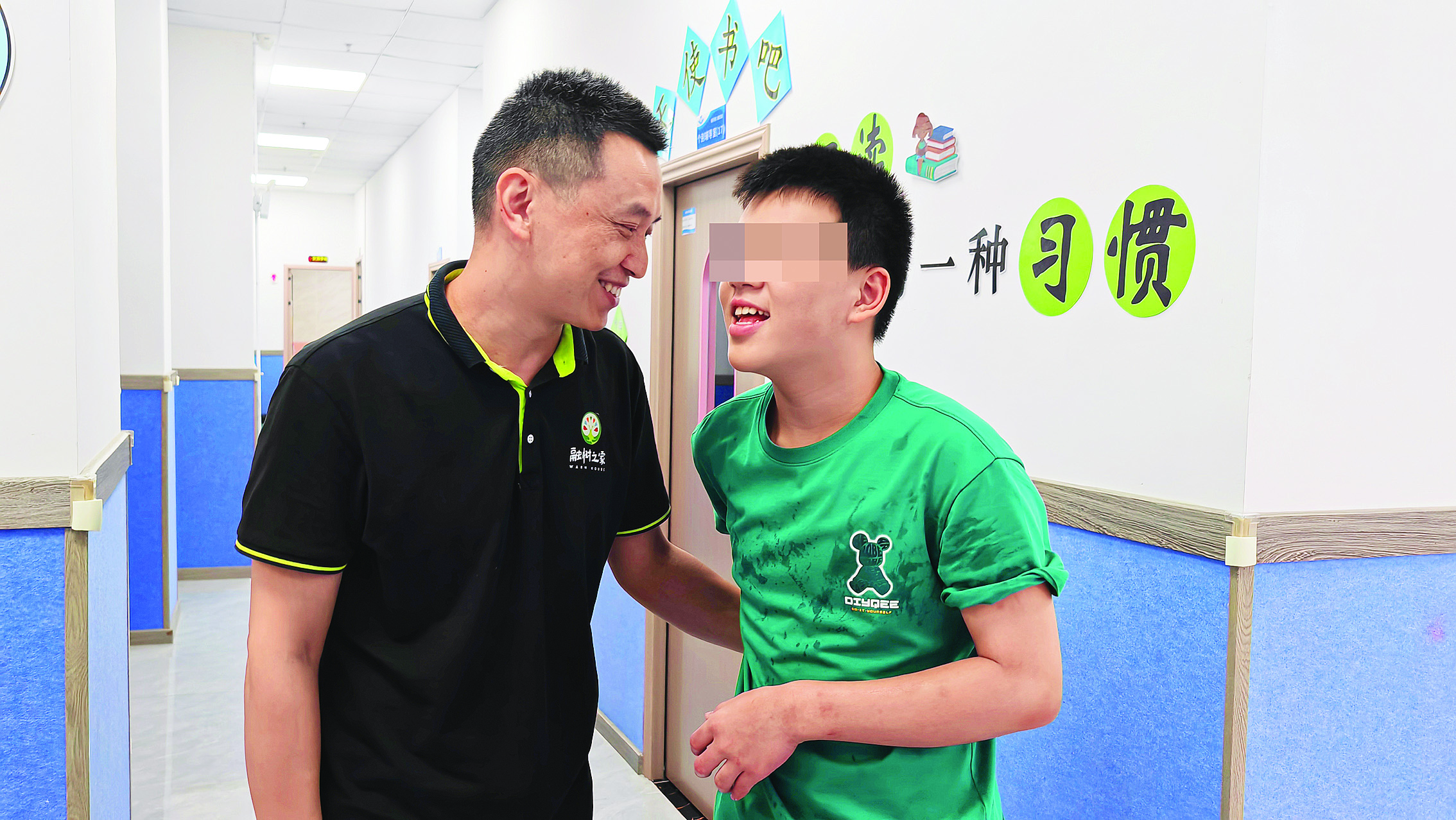     谢裕福（左）和儿子。