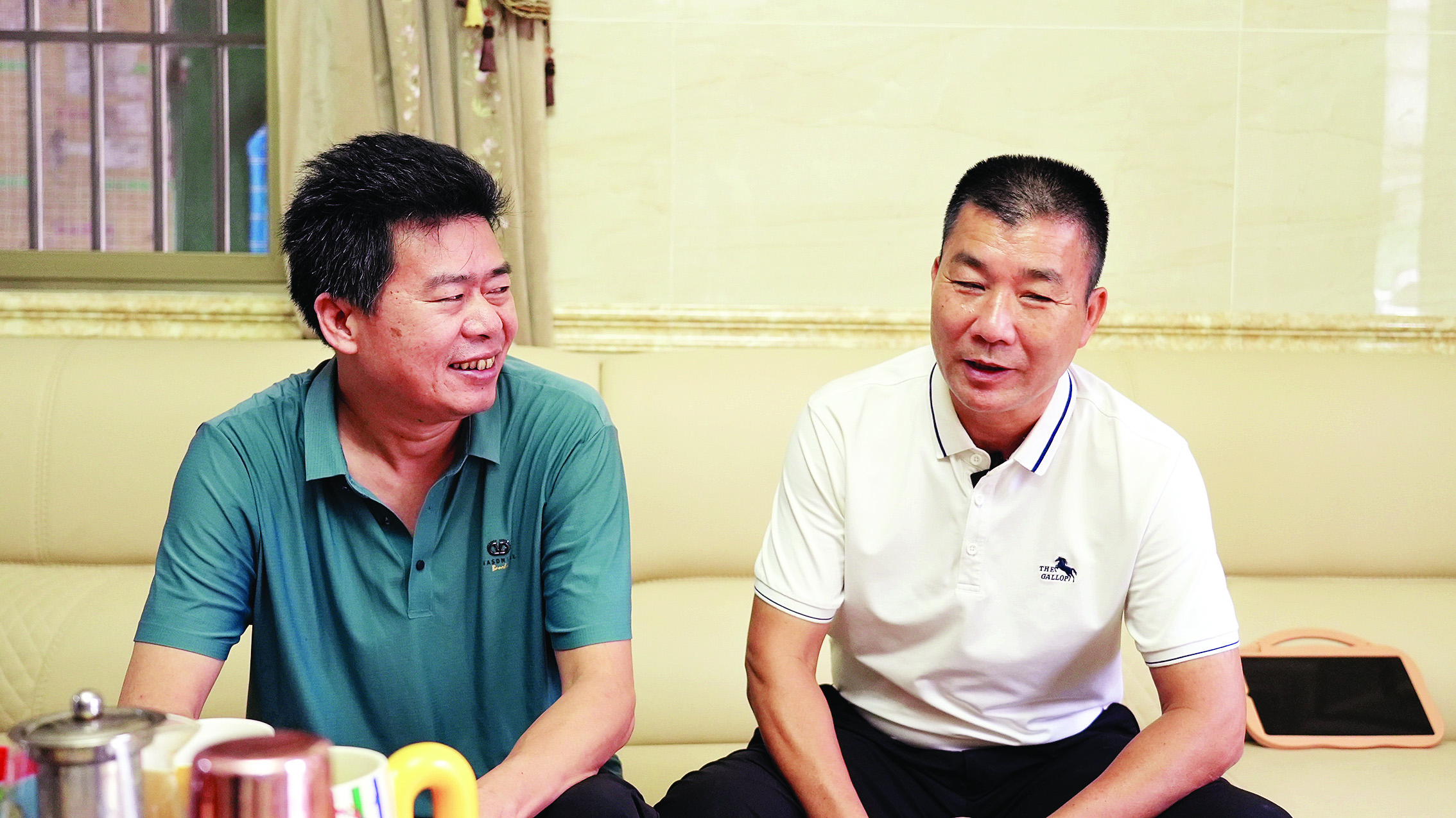     黄振忠（右）入户和村民交流。惠州日报记者汤渝杭 摄