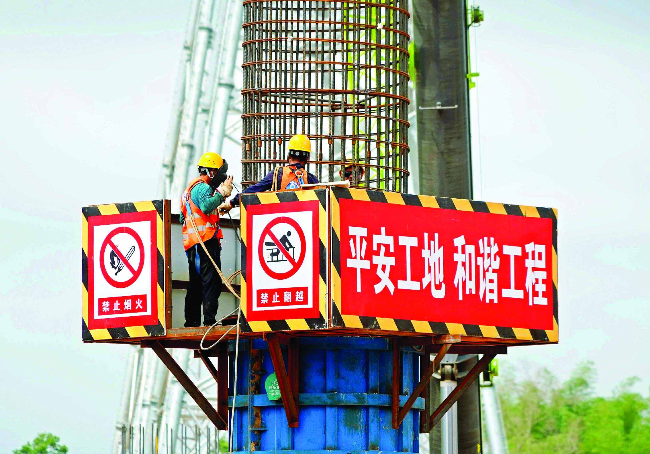     工人在进行桥梁立柱施工。