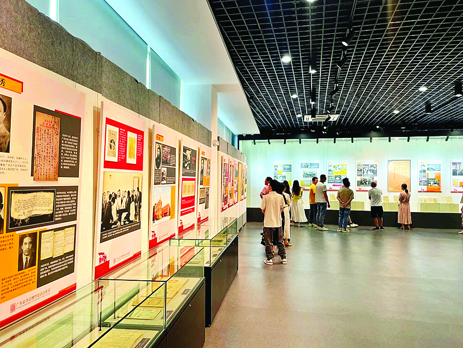     市民参观“理想的力量”实物展览。惠州日报记者黄宇翔 通讯员龙融心 摄