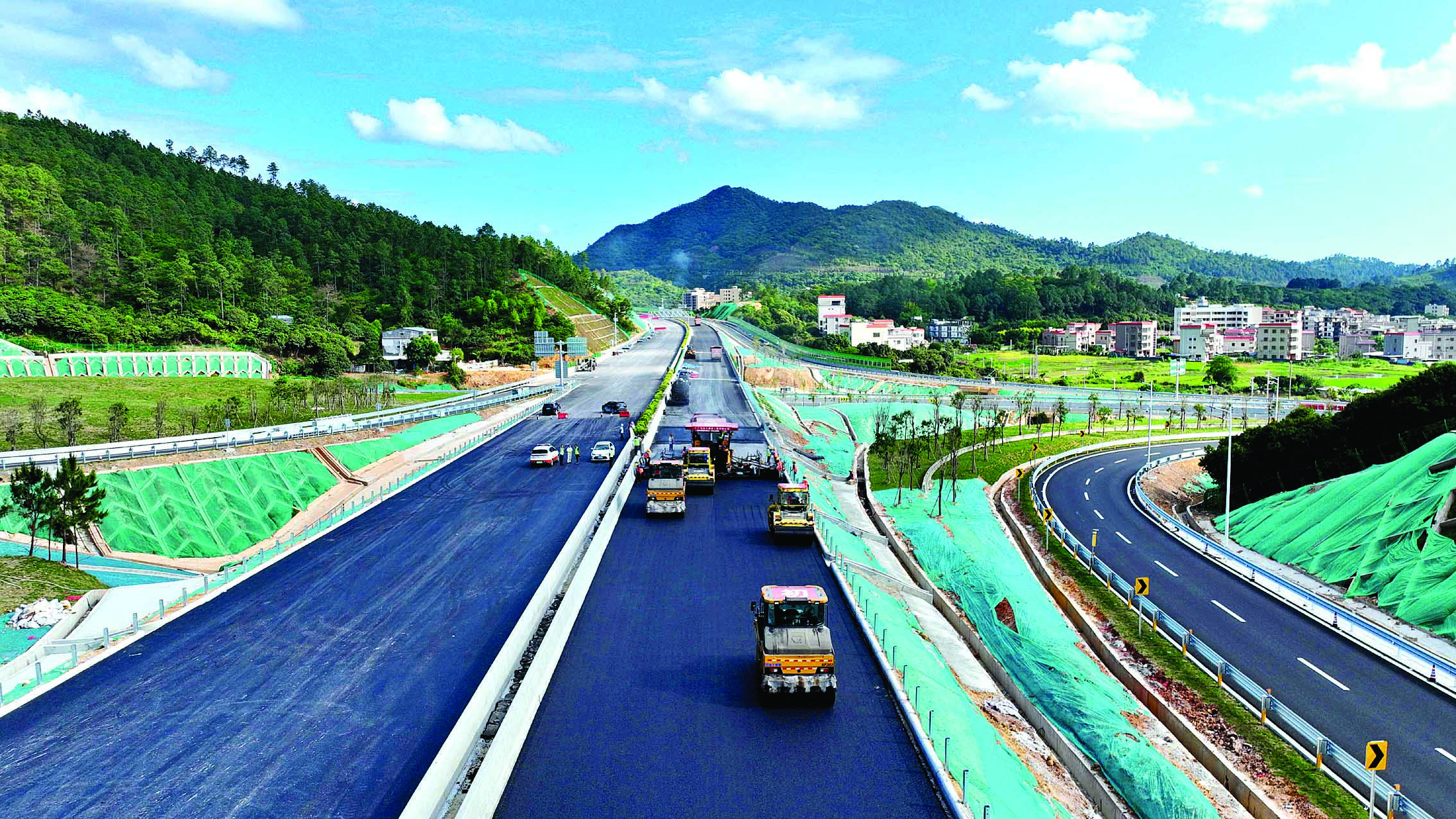     惠州稔平环岛高速赤砂互通立交路段在铺设沥青。