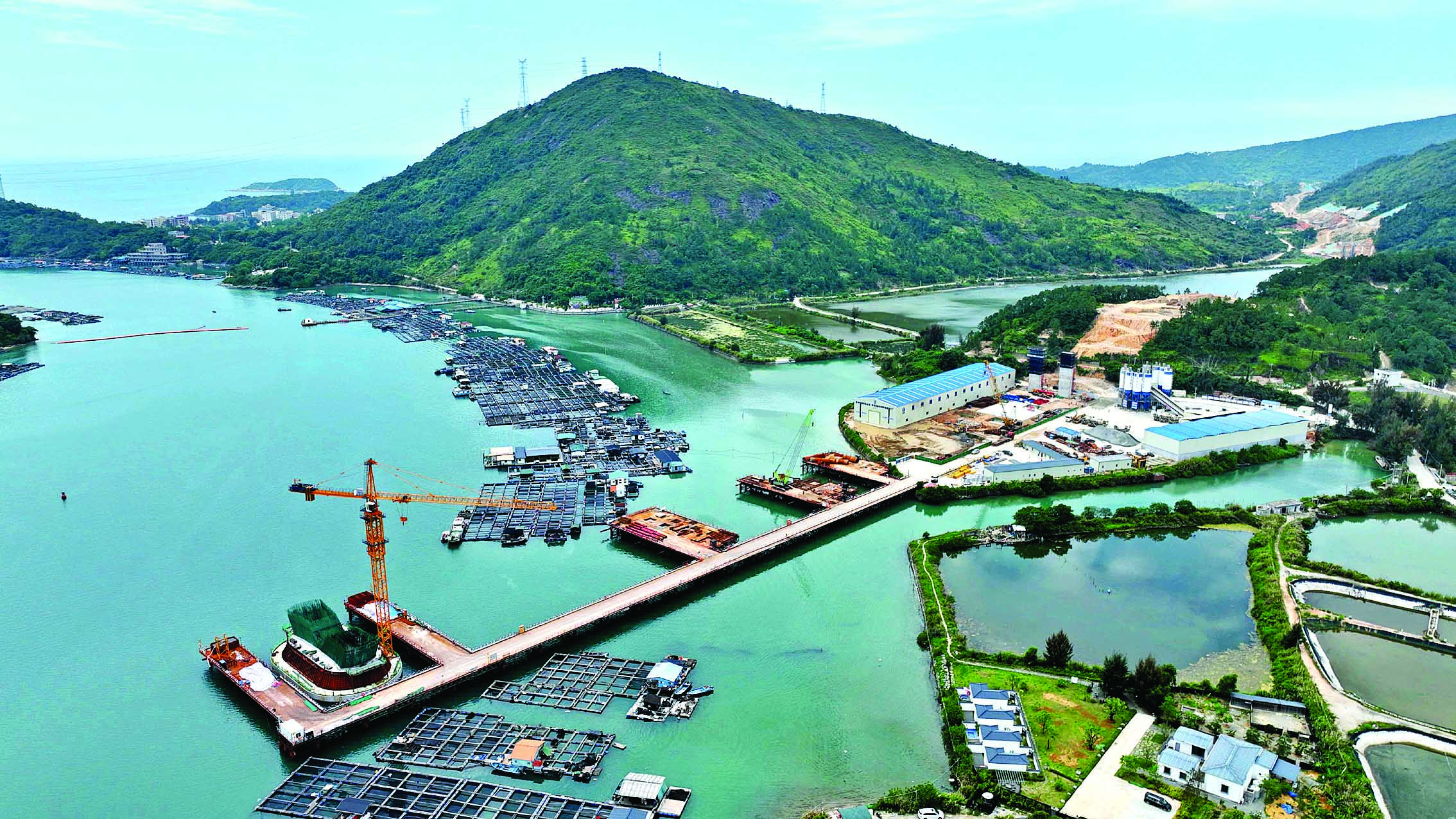     惠州稔平环岛高速考洲洋大桥施工现场。
