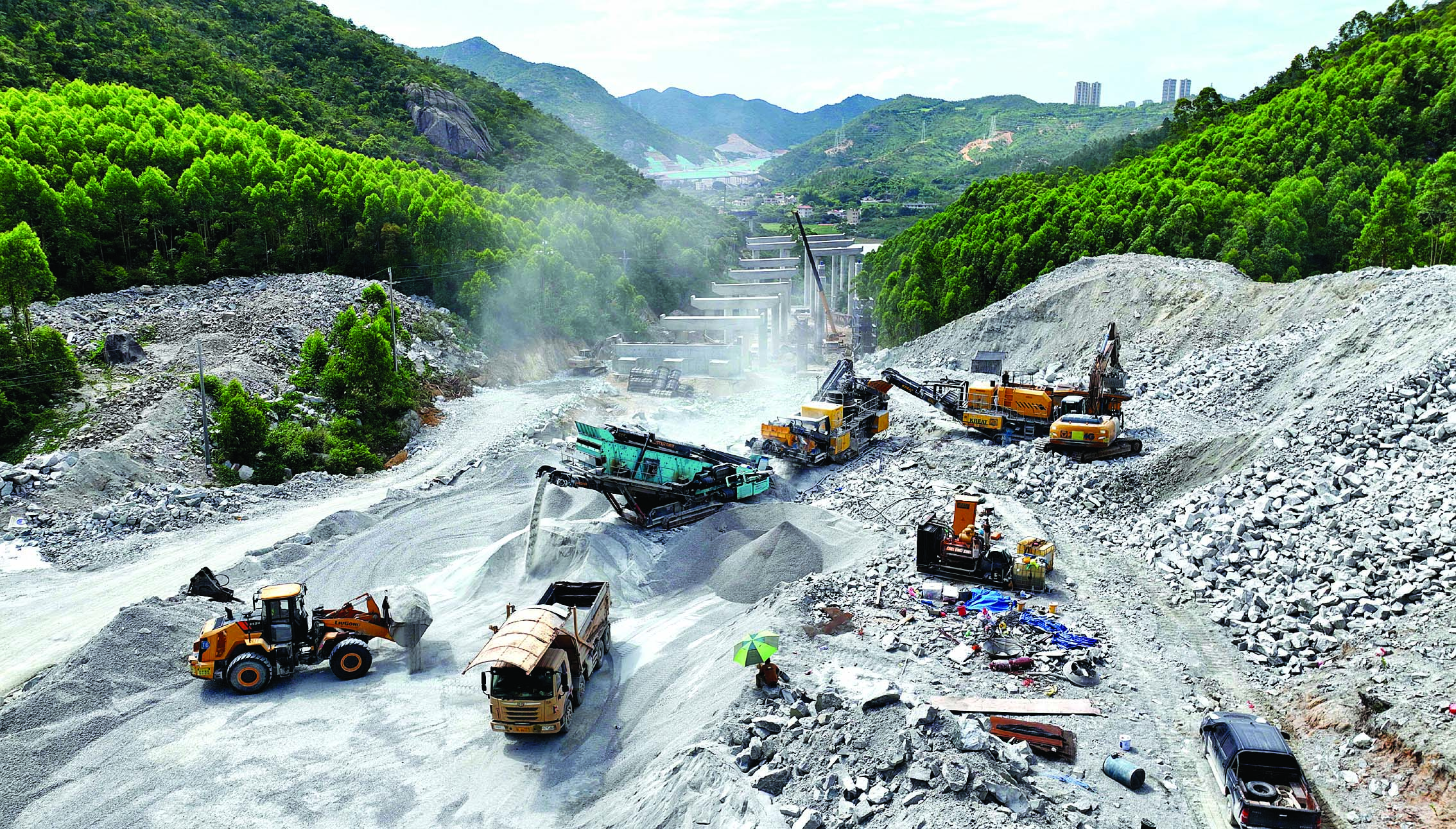     惠州稔平环岛高速项目施工现场，工程机械在紧张忙碌地开展作业。