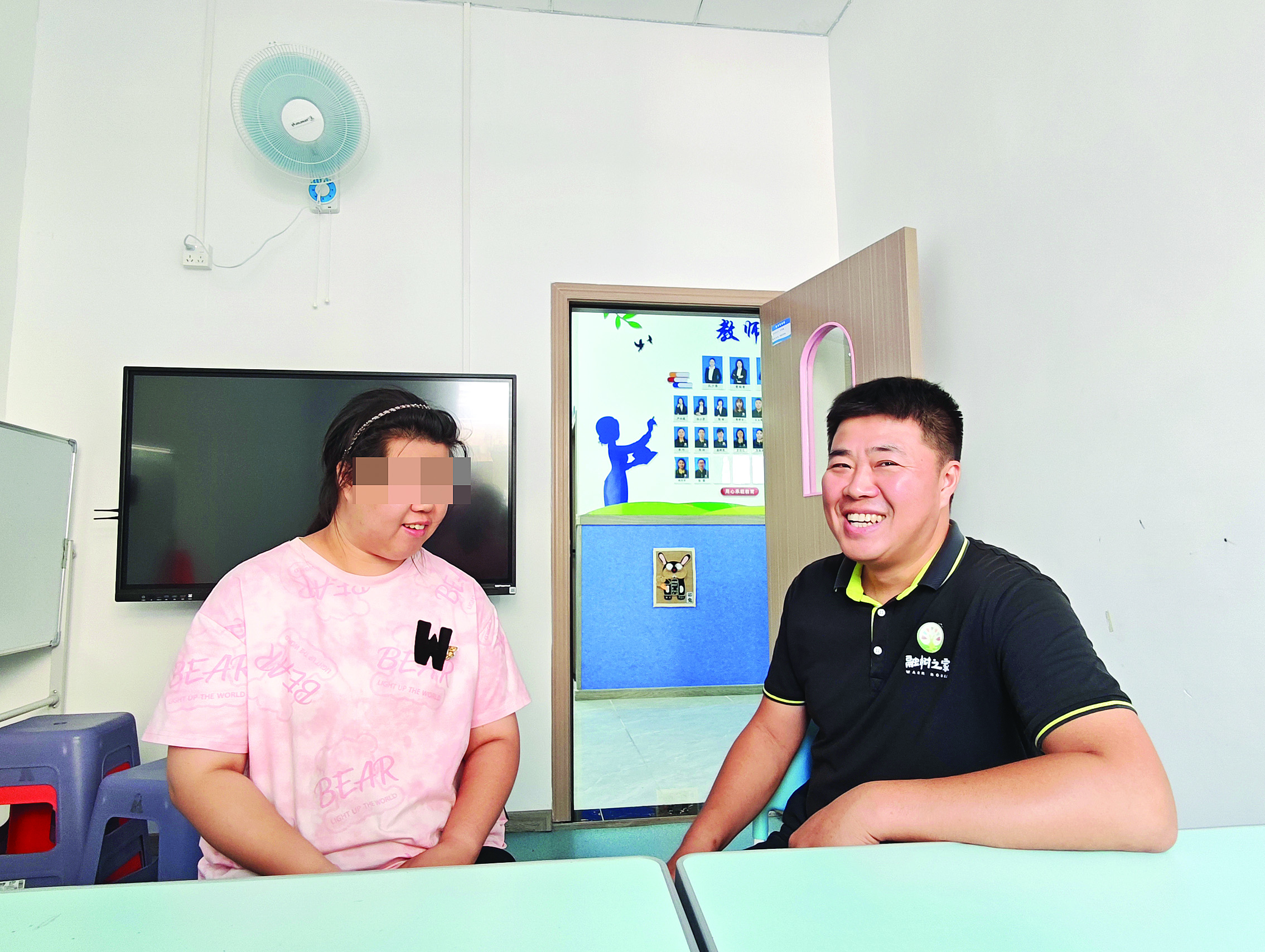     王立辉（右）和女儿。