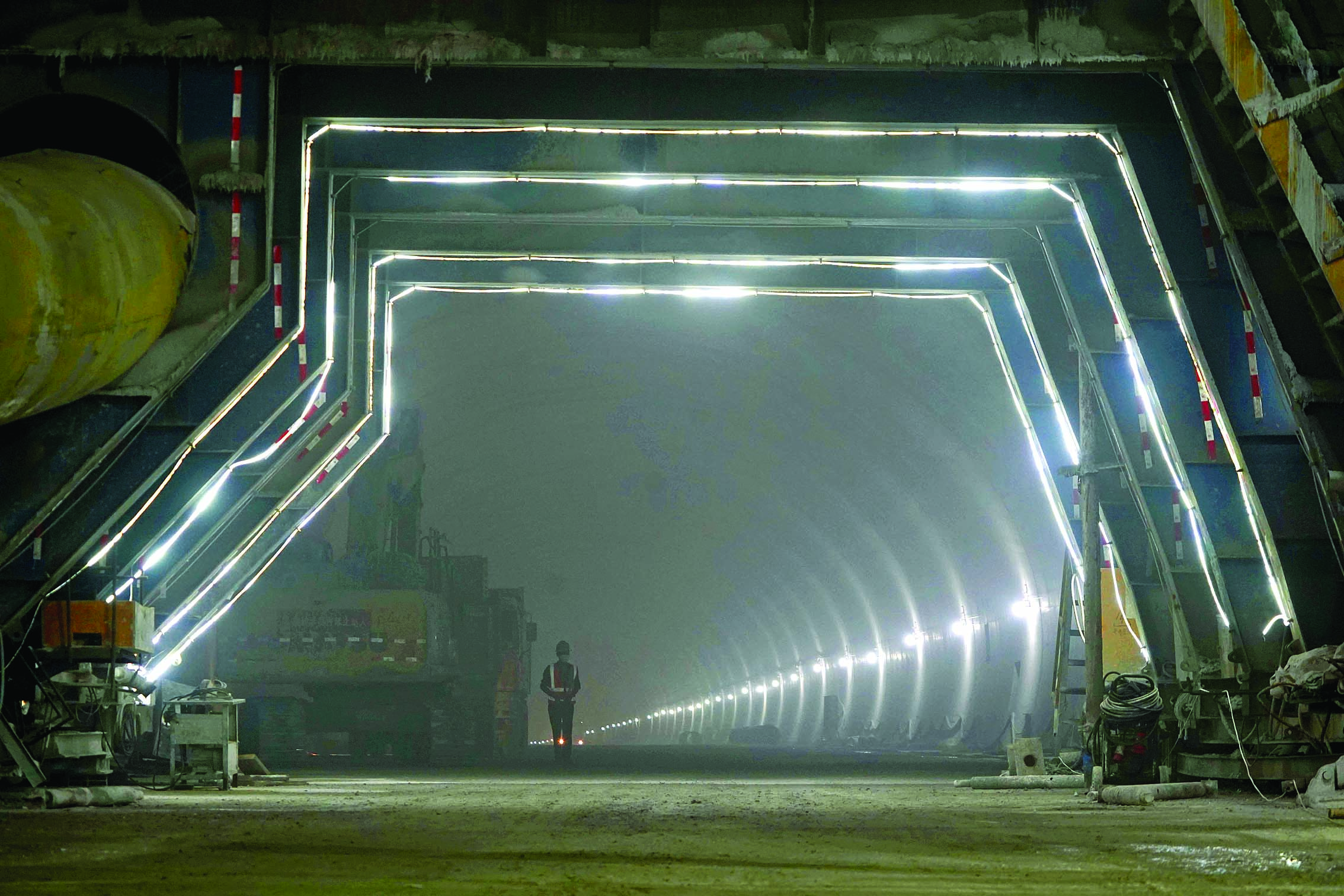     鹧鸪洞隧道内，配套施工加速进行。