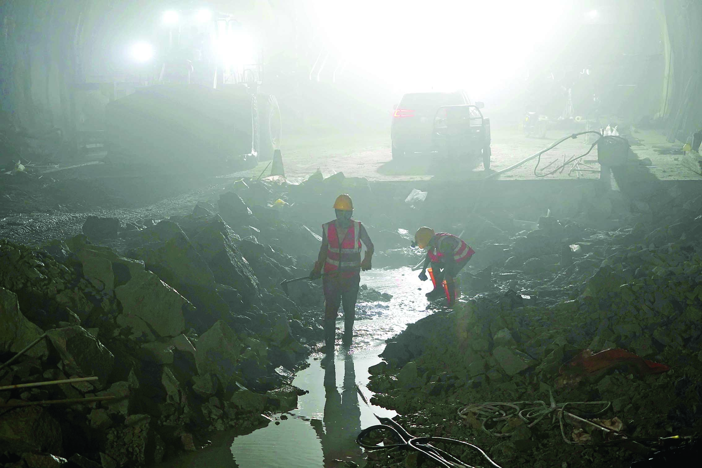     工人在鹧鸪洞隧道内施工作业。