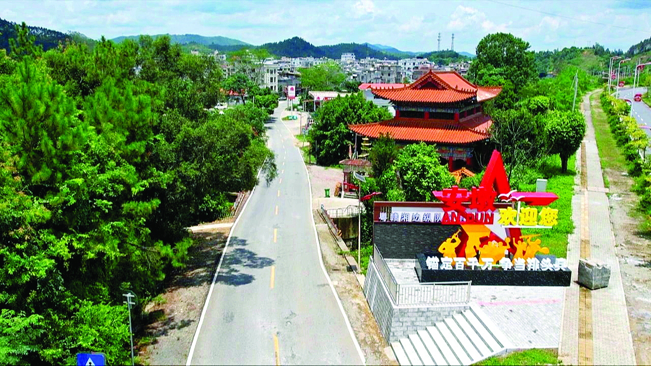     圩镇入口经过打造后面貌一新。    惠州日报记者蔡伟健 通讯员寇滨麒 钟祖涛 摄