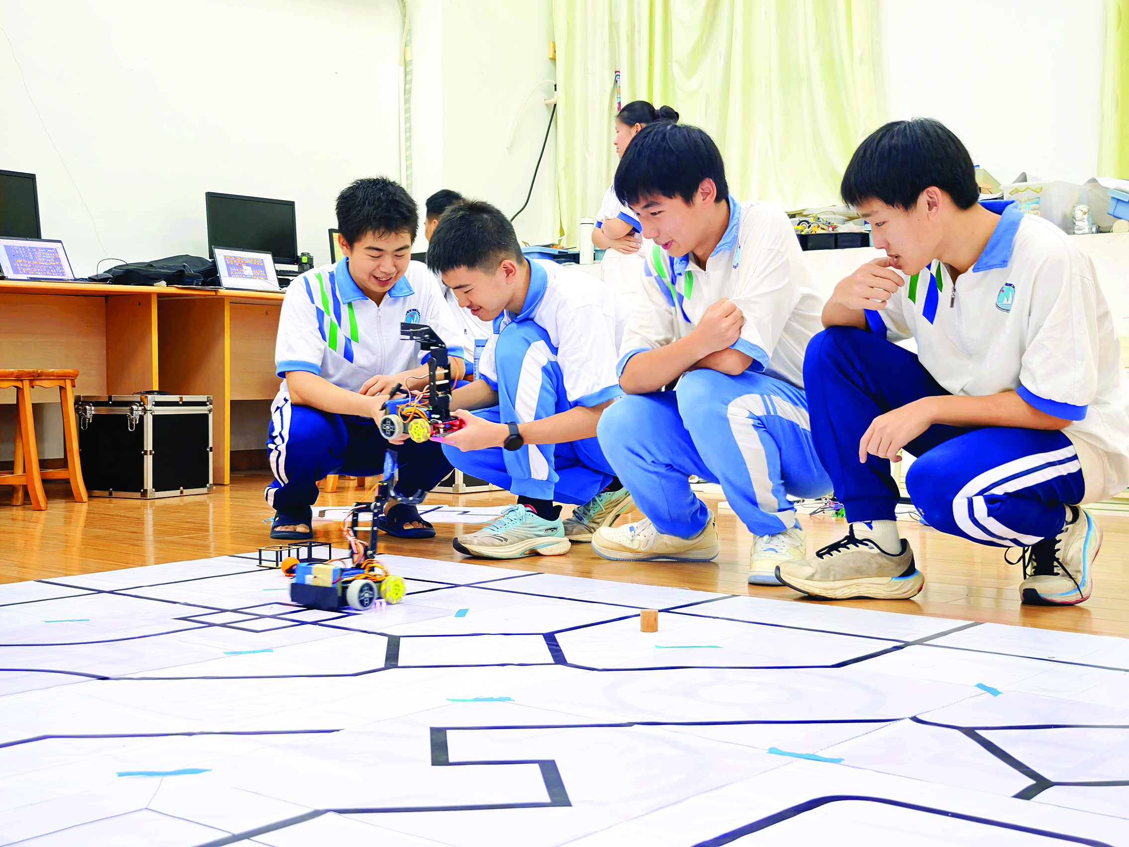     同学们交流机器人设计心得。惠州日报记者黄旭新 摄