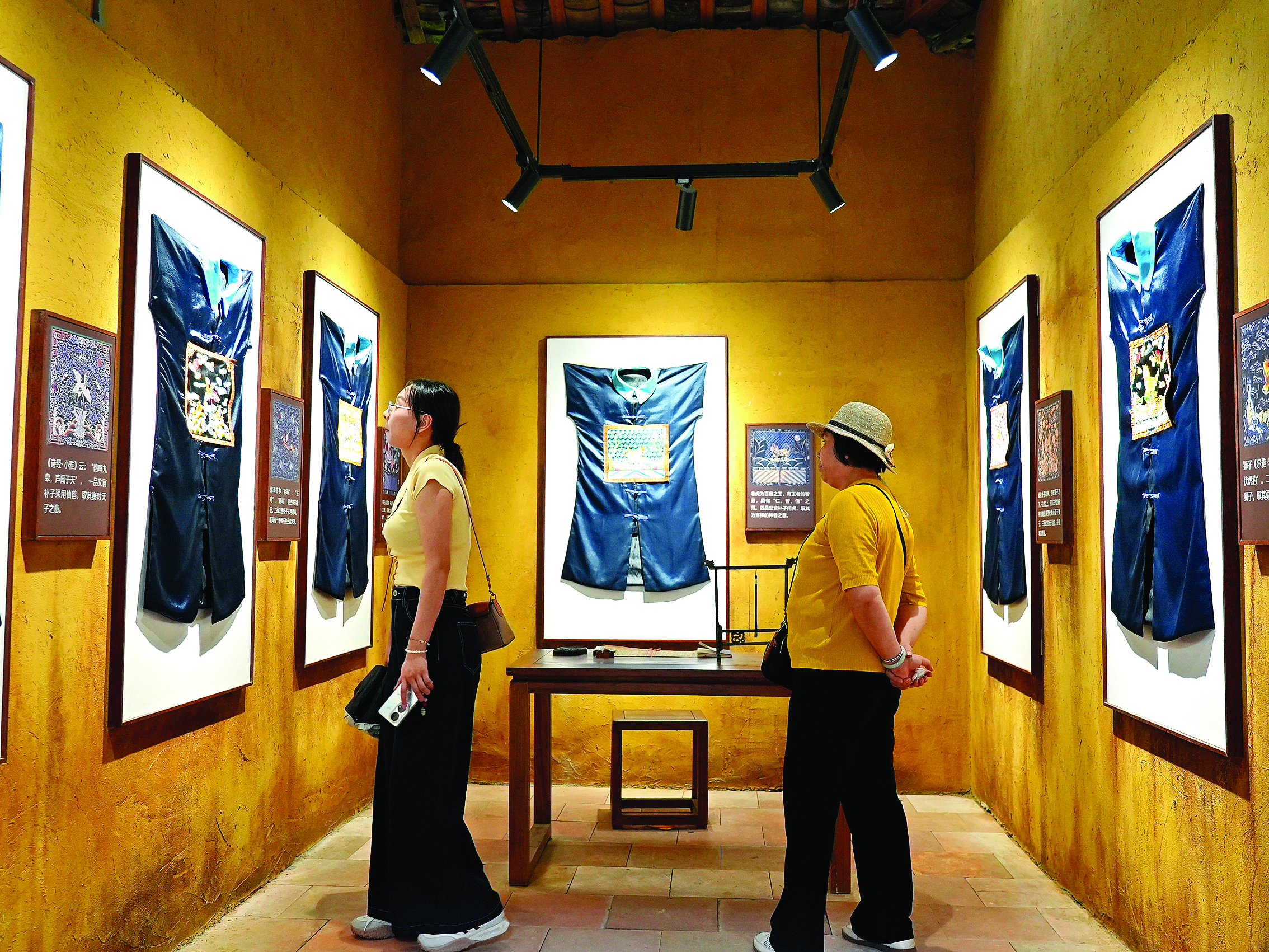     游客观看徐田村文化展览。惠州日报记者哈鹏 摄