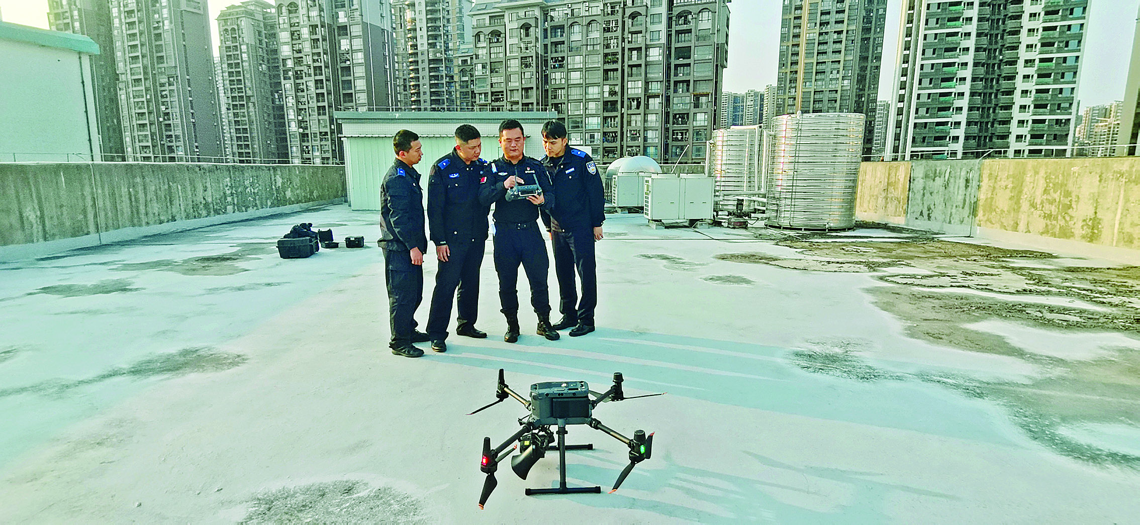     惠州市公安局大亚湾分局巡警大队更多民警学习操作使用无人机。惠州市公安局大亚湾分局供图