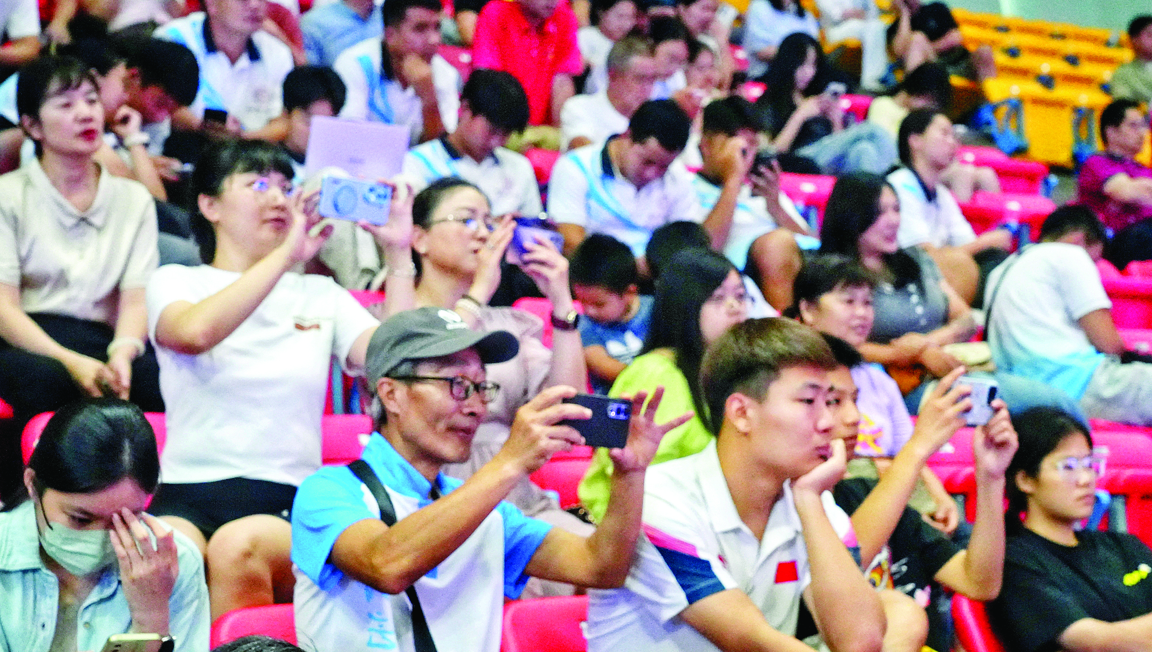     观众记录比赛精彩瞬间。